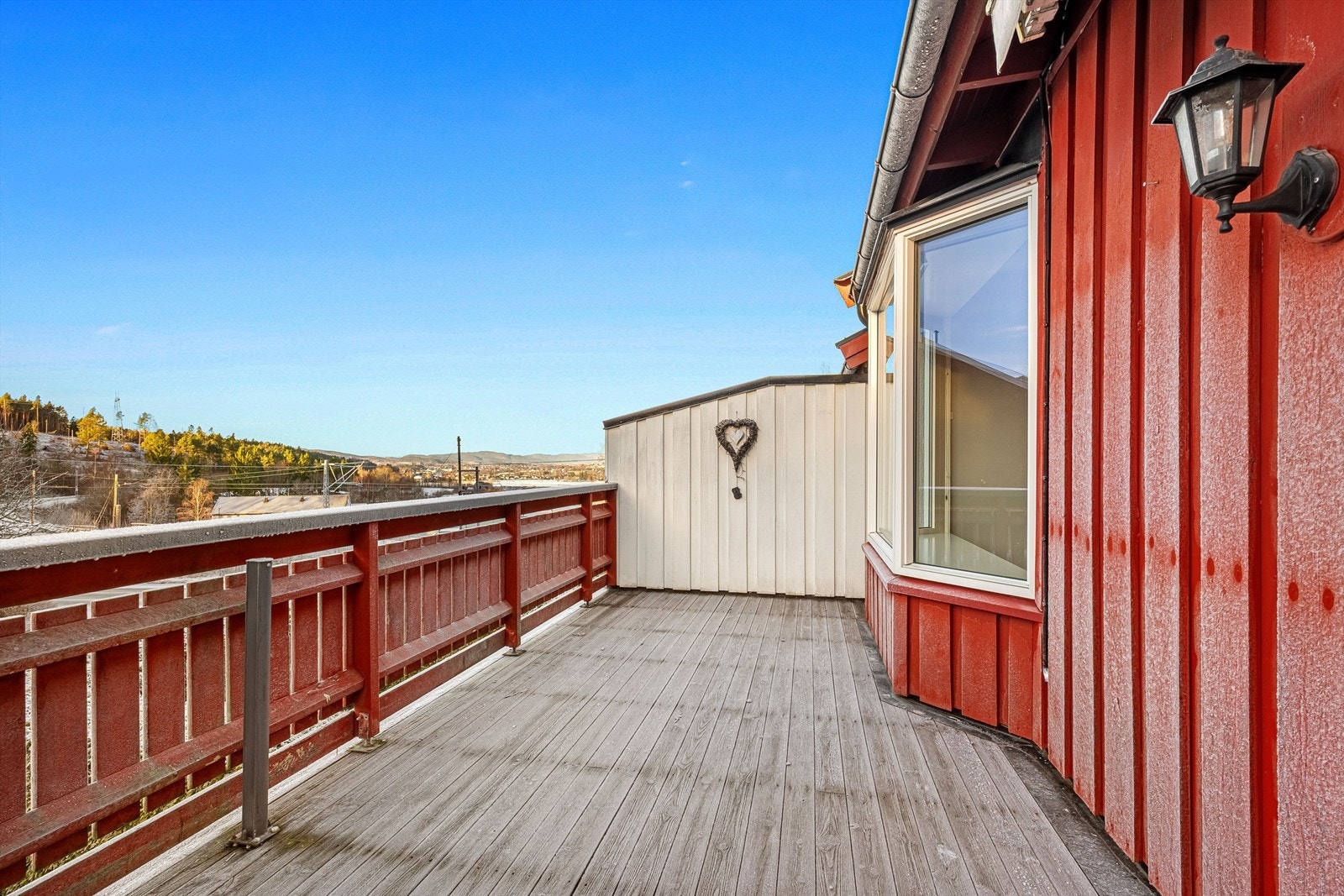 Leiligheten ligger fint til og har svært gode solforhold. Galleribilde