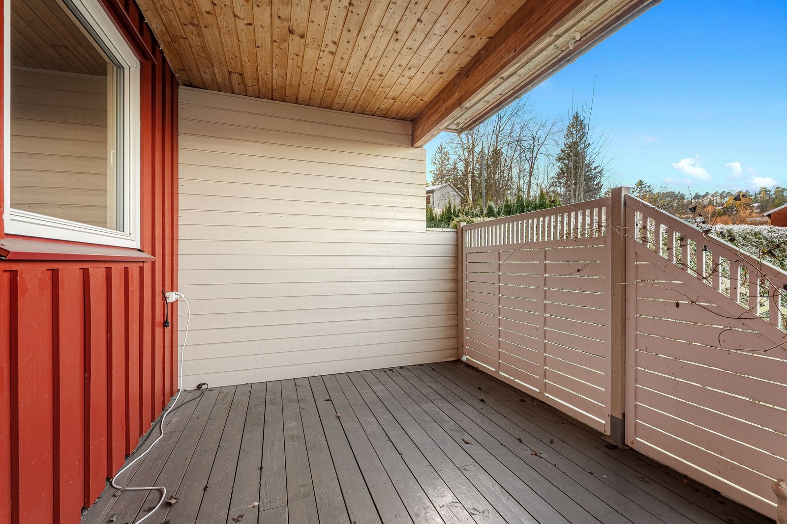 Terrassen oppført i nyere tid med bjelkelag og terrassebord av impregnerte materialer. Galleribilde