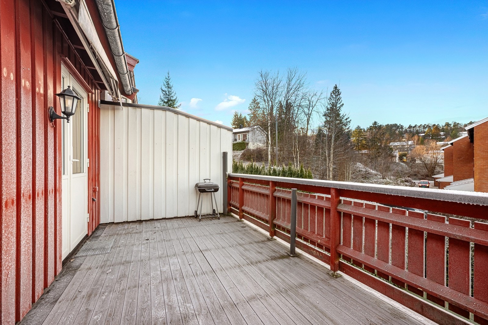 Det er også plass til evt spisemøbler på terrassen. Kort avstand fra kjøkkenet. Galleribilde