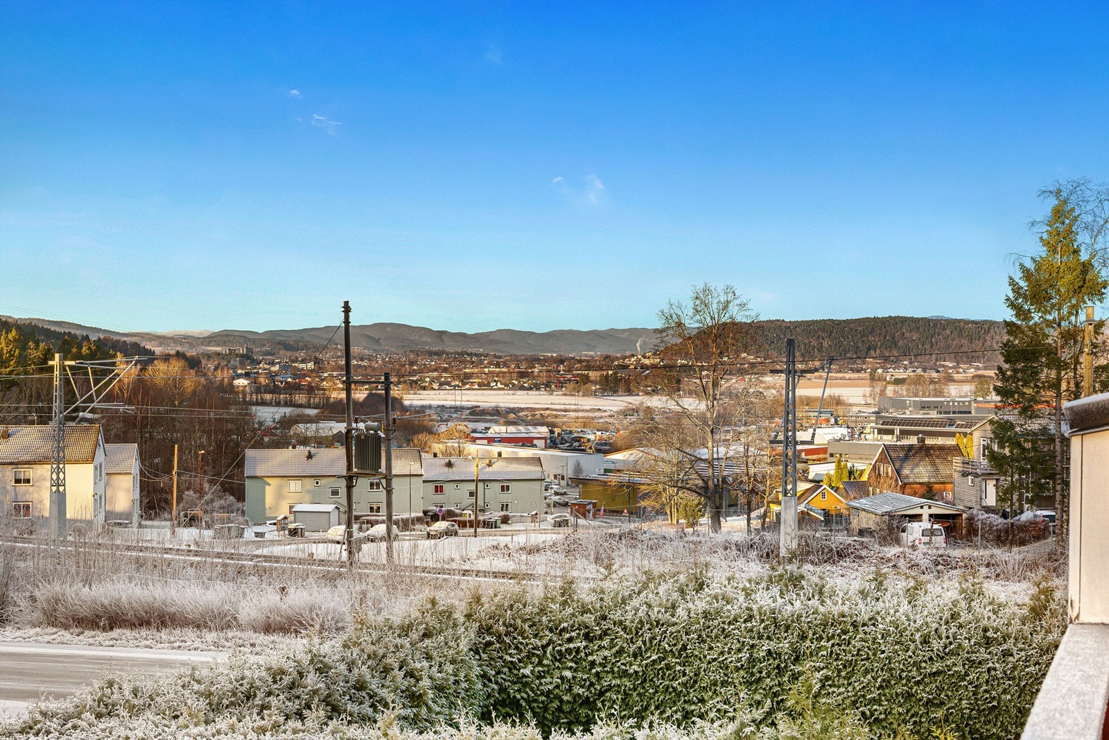 Kort vei til både barne- og ungdomsskole, samt universitetet i Sørøst-Norges avdeling i Porsgrunn. Galleribilde