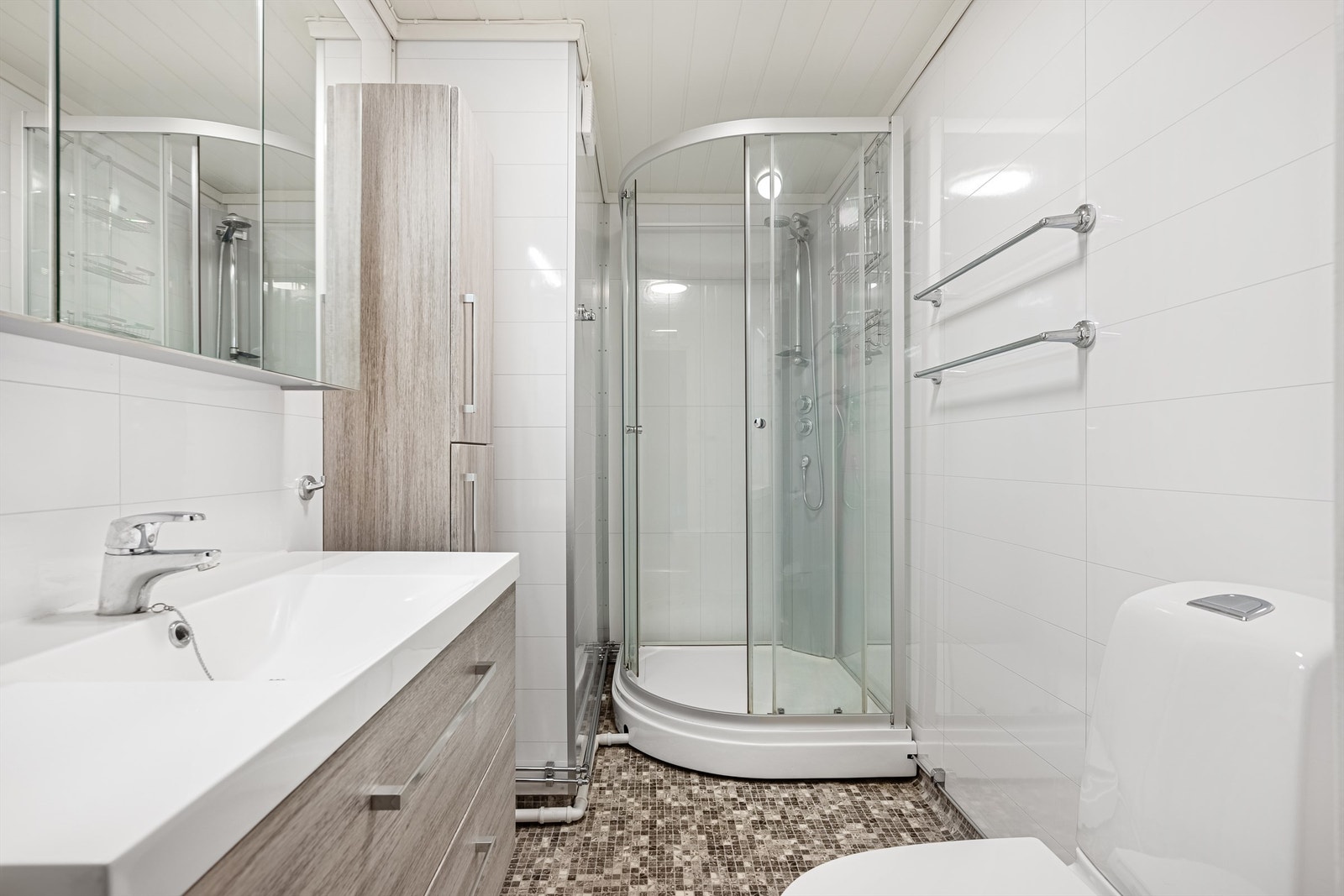 Det gjøres oppmerksom på at deler av badet er i opprinnelige byggetegninger godkjent som bod. Endringer er ikke byggesøkt og godkjent hos kommunen. Galleribilde