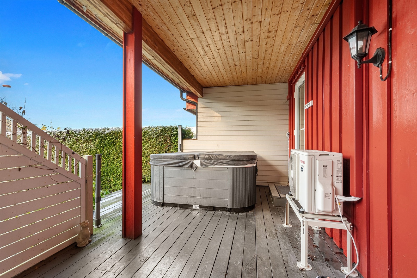 Jacuzzi på terrasse medfølger, men det foreligger ingen informasjon om standarden på denne og kjøper må derfor forvente skader evt defekt funksjon. Galleribilde