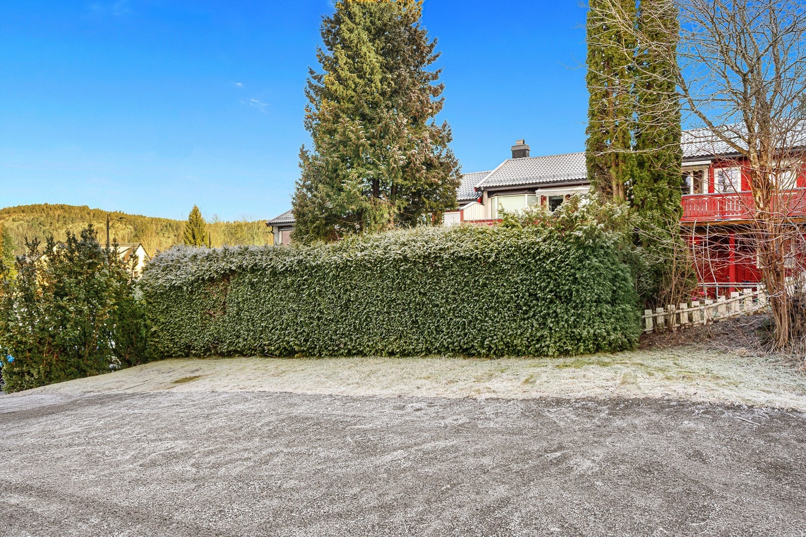 Det er gruset gårdsplass med felles biloppstillingsplasser på borettslagets tomt. Galleribilde