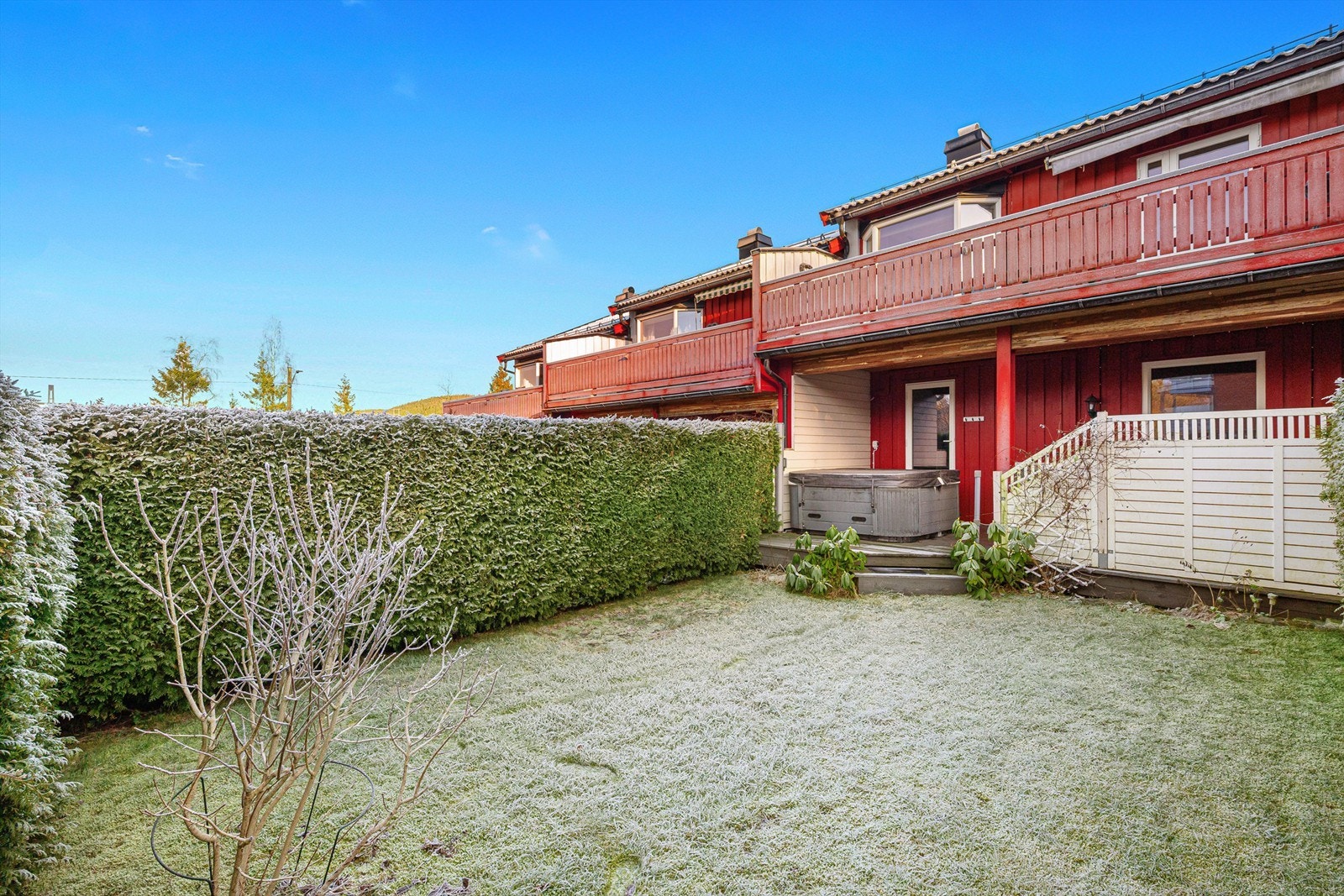 Hagedelen er godt skjermet mot nabo med hekk på alle sider. Galleribilde