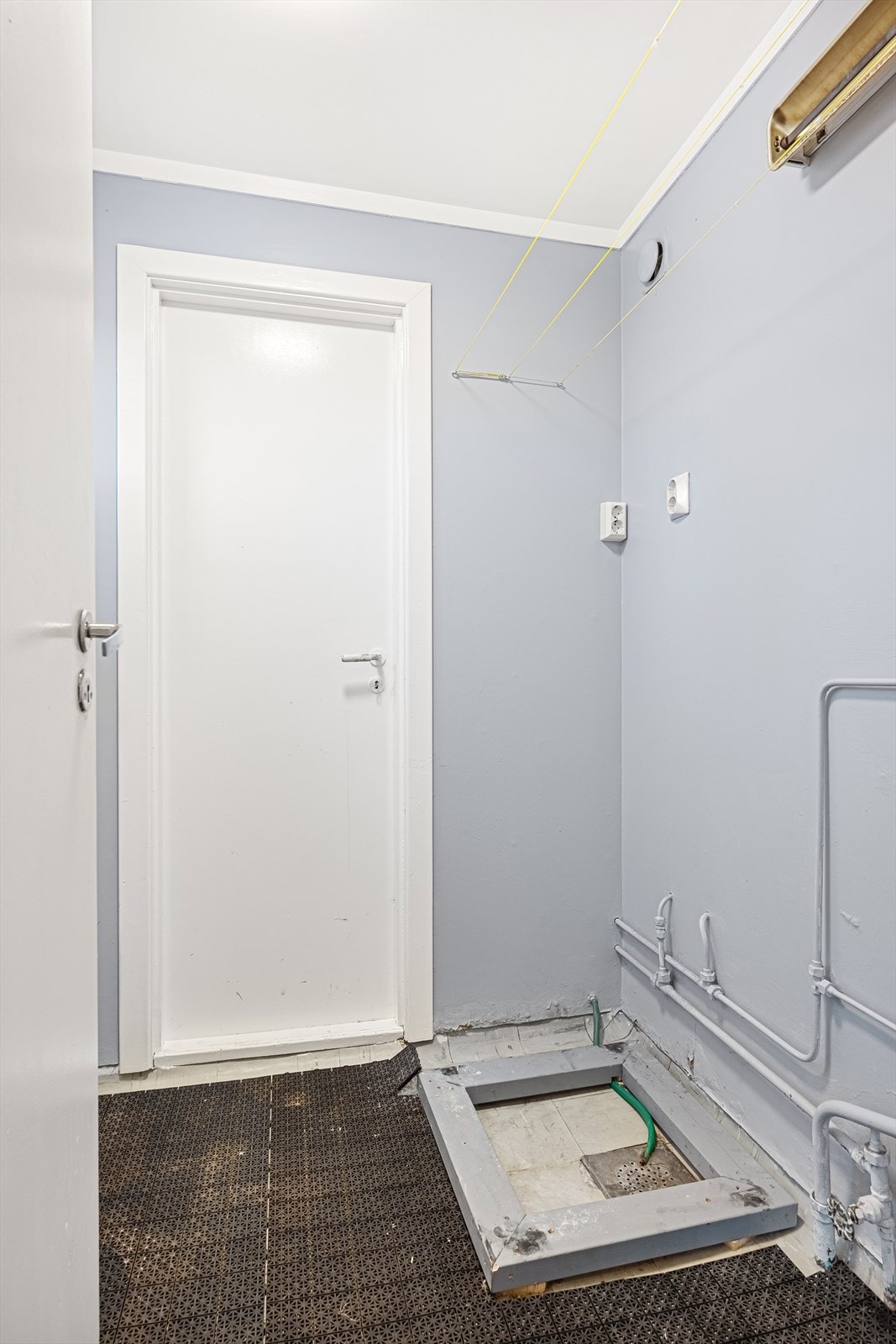 Vaskerom av eldre dato og har behov for totalrenovering av rommet. Galleribilde