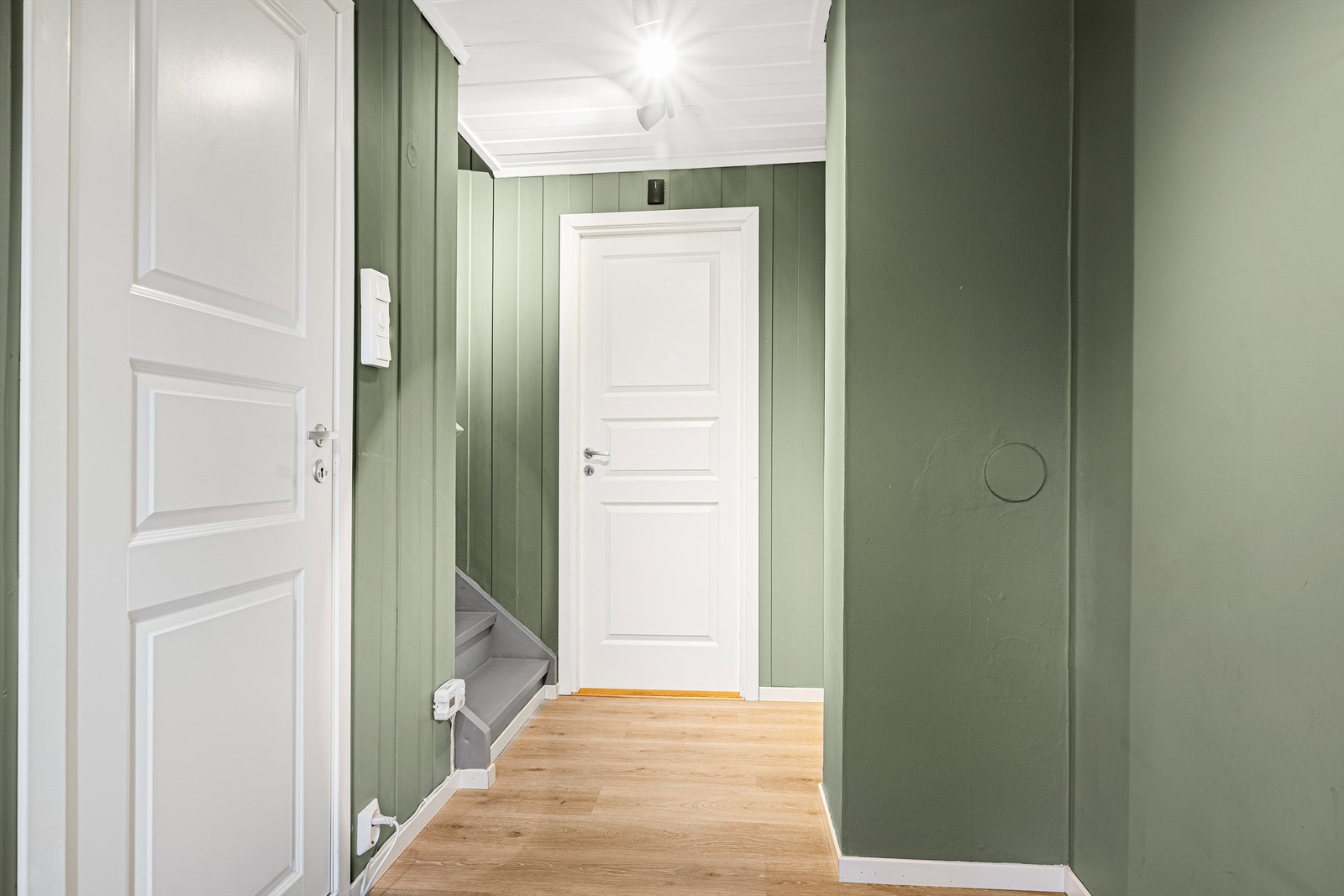 2. etasje inneholder stue, kjøkken og et soverom og er 47 kvm. Galleribilde