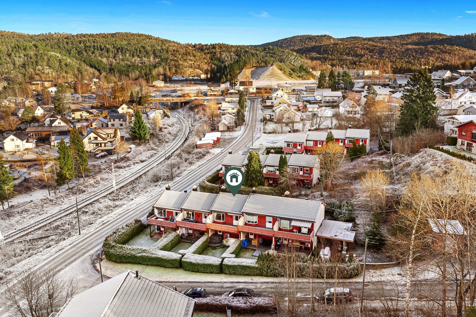 Det er gangavstand til butikk og dagligvare, og området har en praktisk beliggenhet med nærhet til påkoblingen på E18. Galleribilde