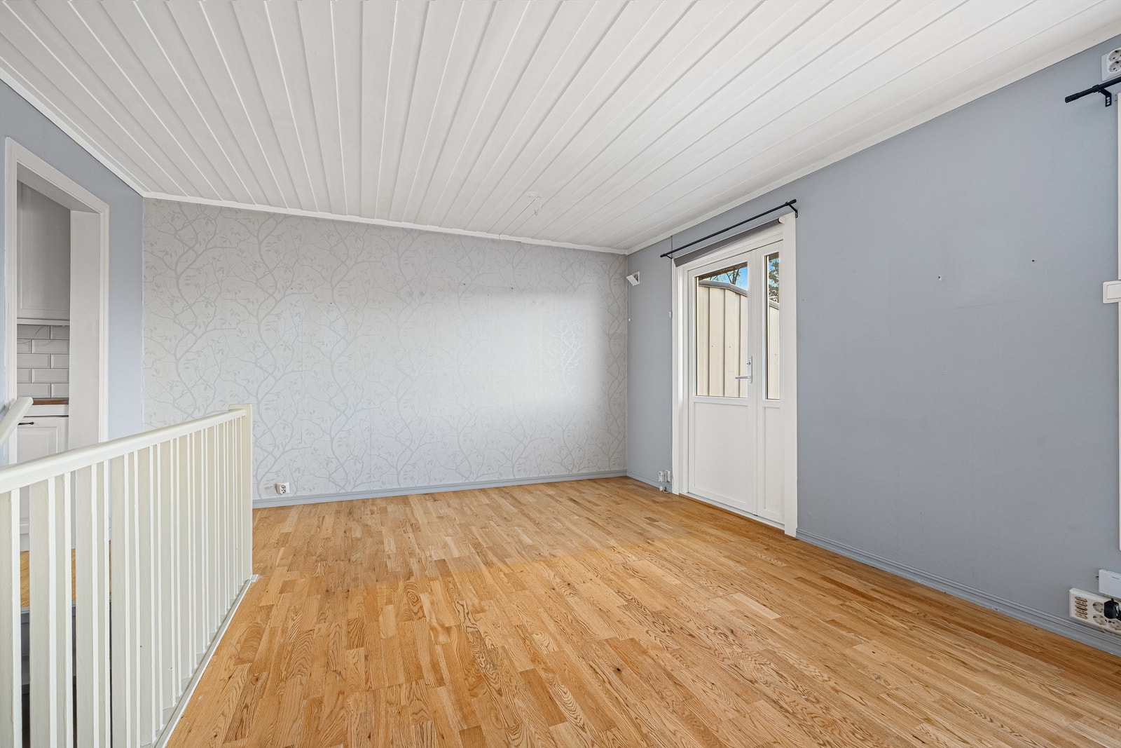 Det er malt innvendig tretrapp mellom etasjene. Galleribilde