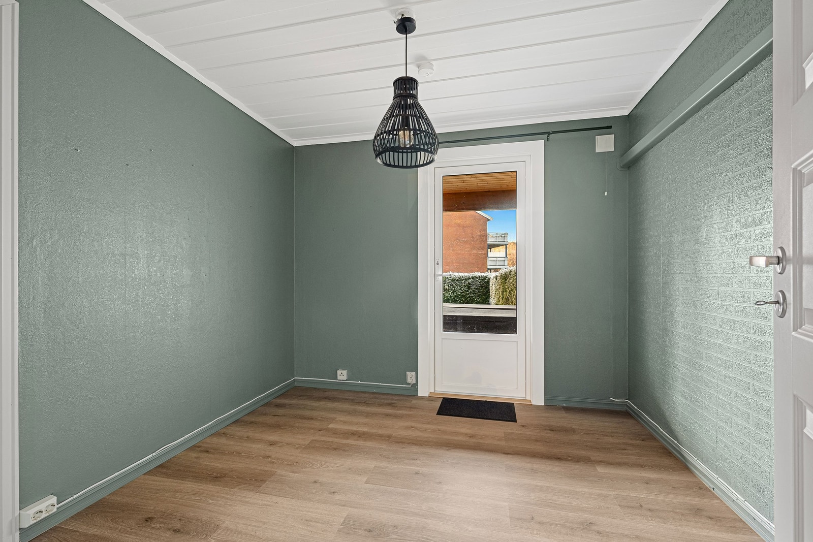 Soverom/stur i 1 etasje med utgang til terrasse/hage del. Galleribilde