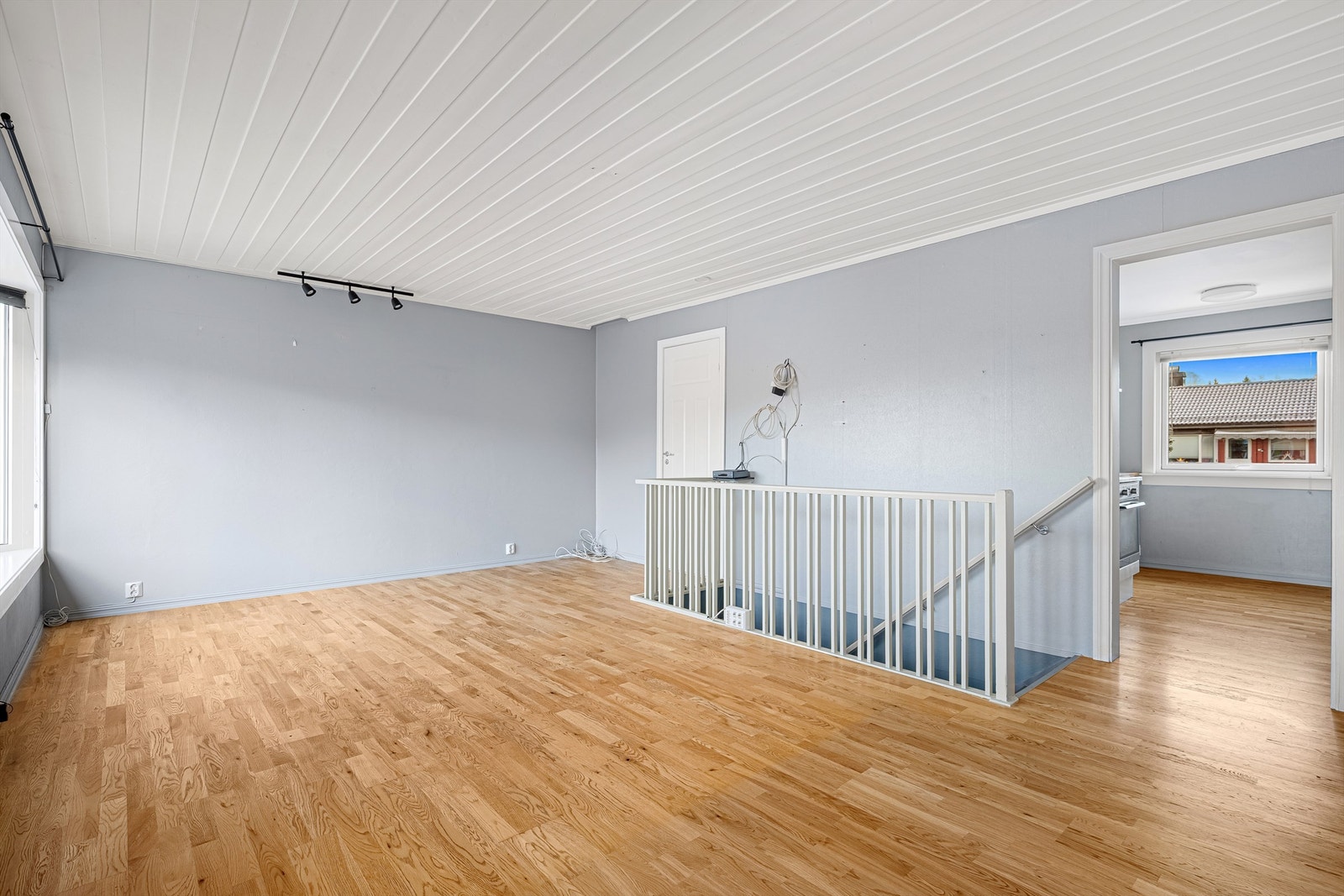 Leiligheten har laminat på gulv, tapet og malt tapet på vegger. Trepanel i himling. Galleribilde