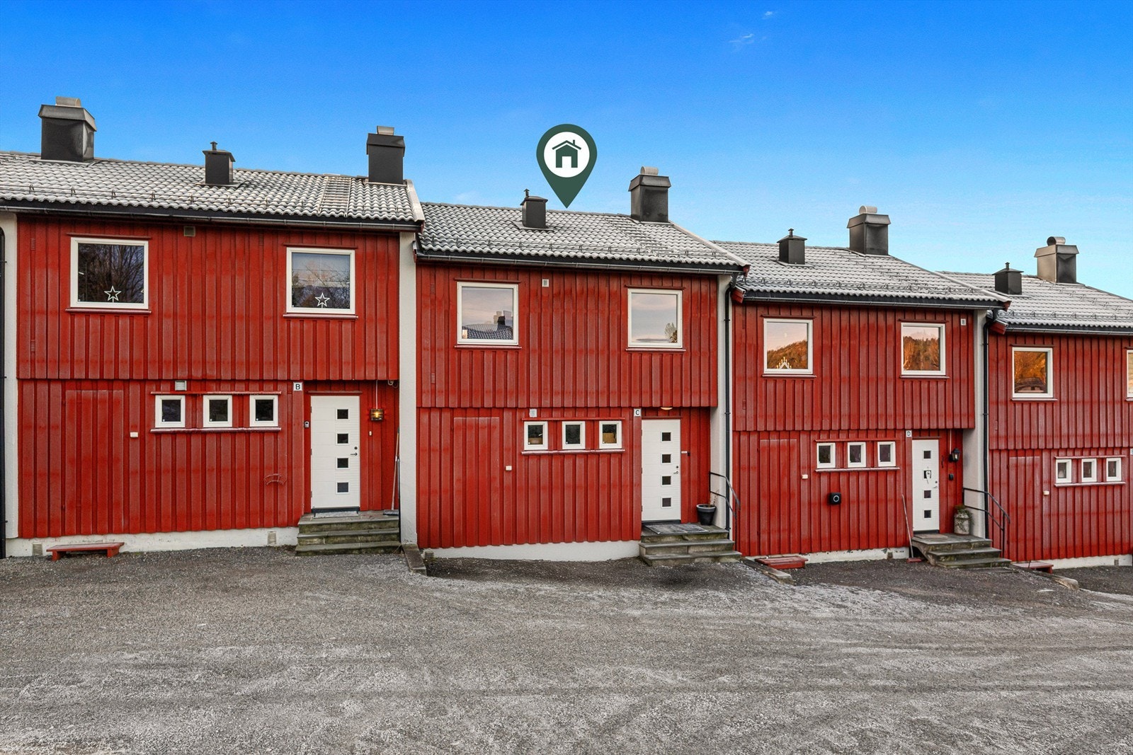 Bygningen er iht. tilstandsrapporten oppført på grunnmur av betong med yttervegger av bindingsverk av tre som er isolert med byggeårets standard og kledd med stående
bordkledning. Galleribilde