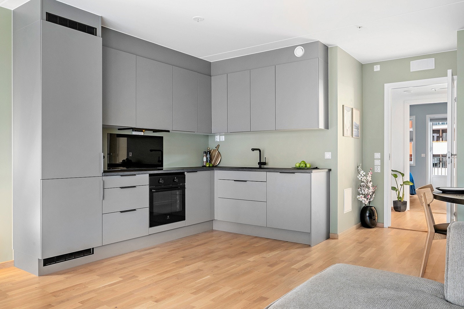 Leiligheten byr på to balkonger, felles takterrasser, kort vei til offentlig kommunikasjon og mye mer. Galleribilde