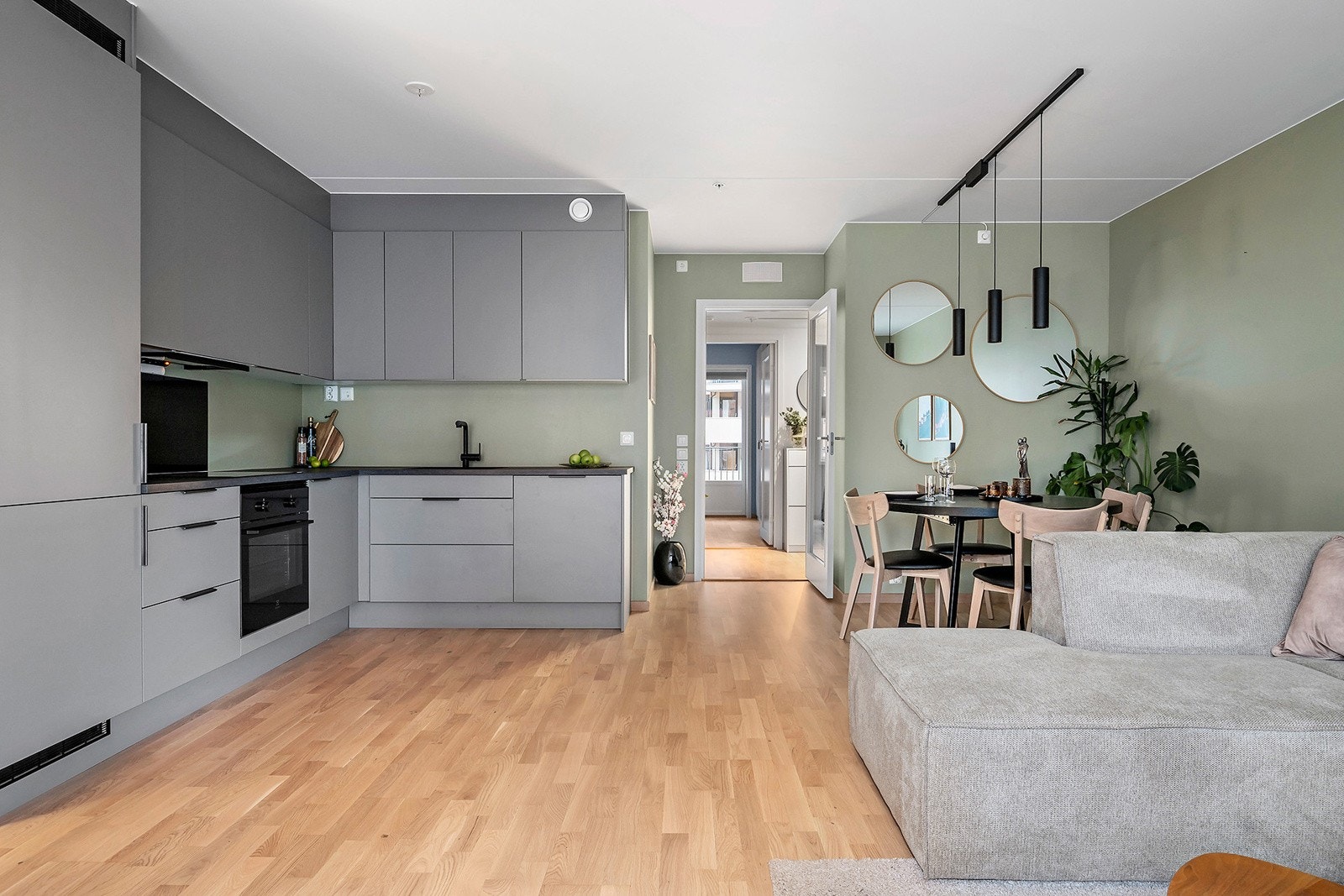 Her er det godt med skap- og benkeplass som gir en god arbeidsflate. Galleribilde