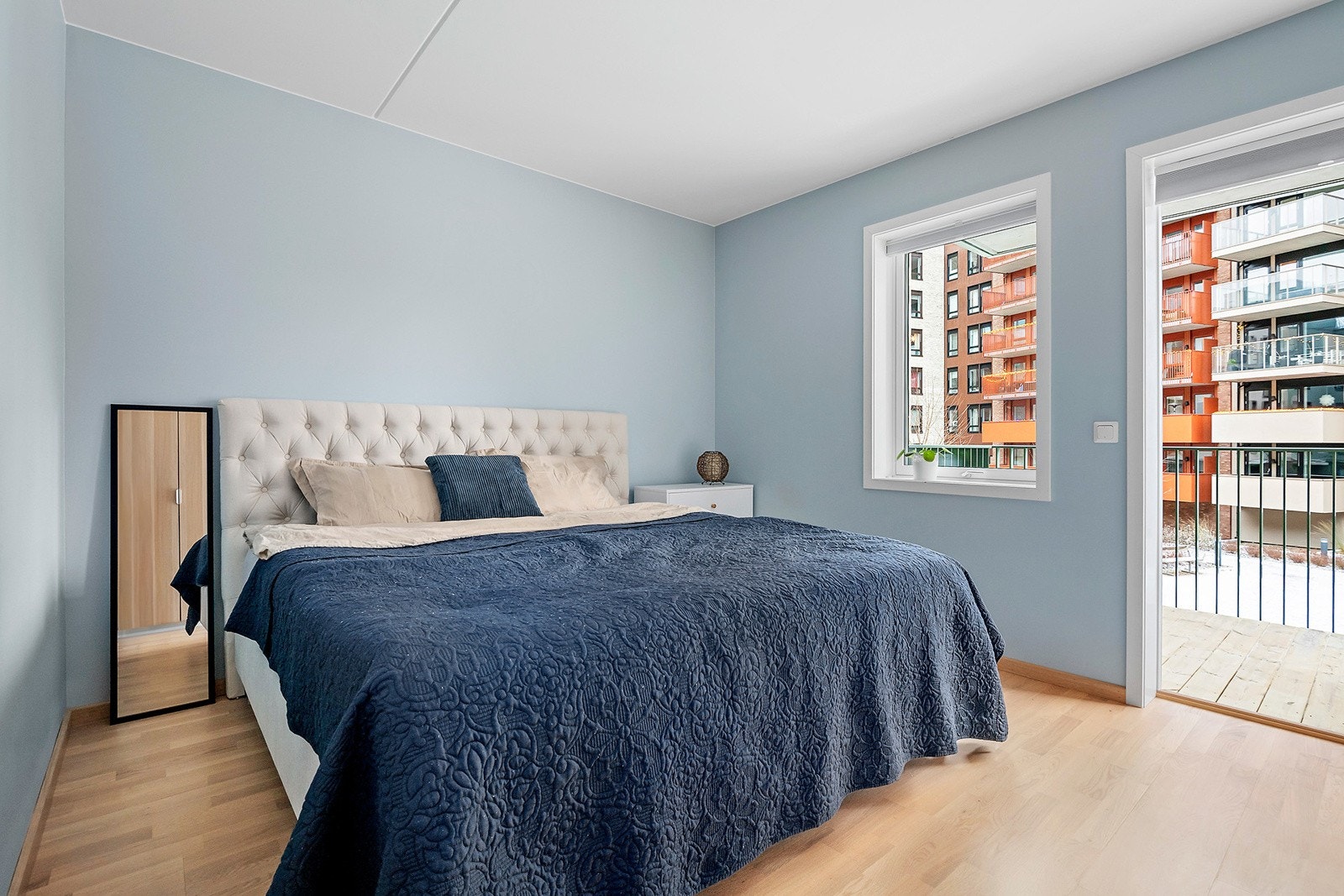 Hovedsoverom med god plass til dobbeltseng og nattbord. Rommet har garderobeskap med god oppbevaringsplass. Galleribilde