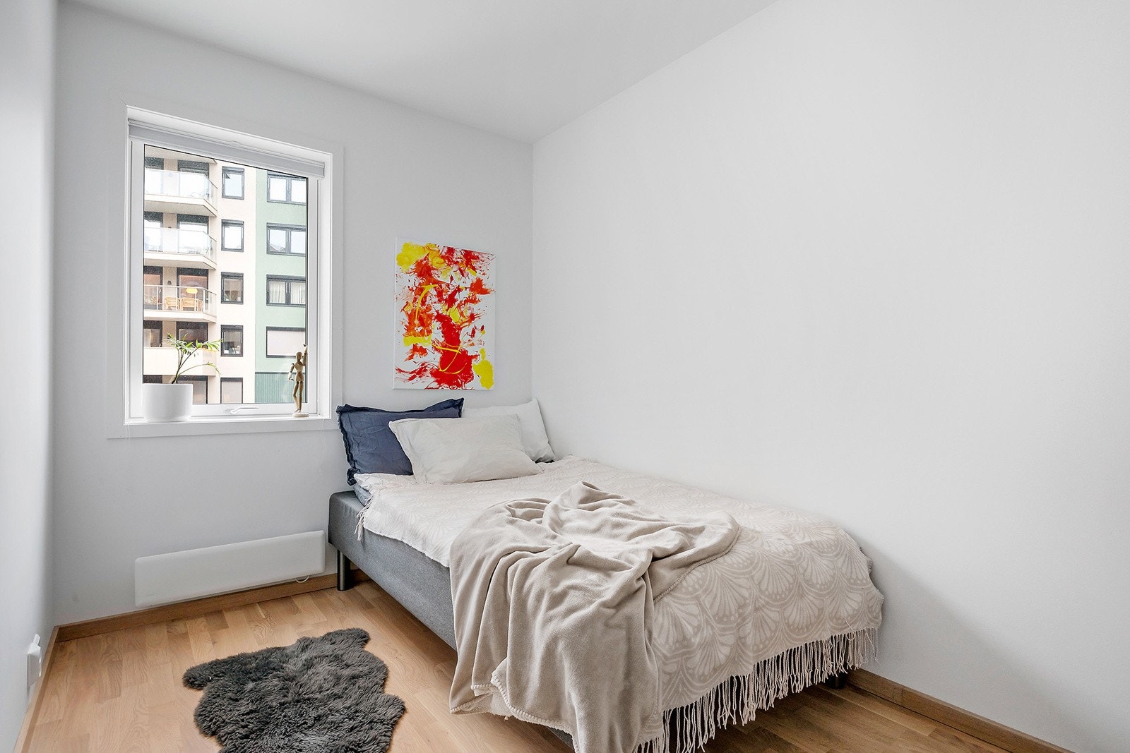 Lyst og pent soverom med plass til seng og nattbord. Rommet egner seg også godt som gjesterom eller kontor. Galleribilde