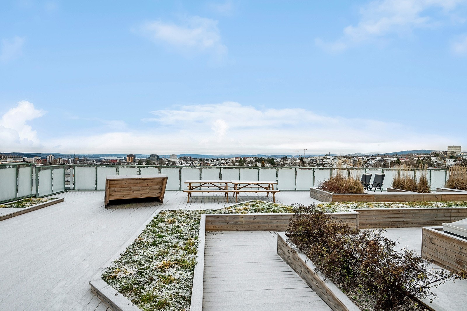 Sosial og hyggelig felles takterrasse som er delt inn i ulike soner. Takterrassen er opparbeidet med sittegrupper og frodig beplantning. Galleribilde