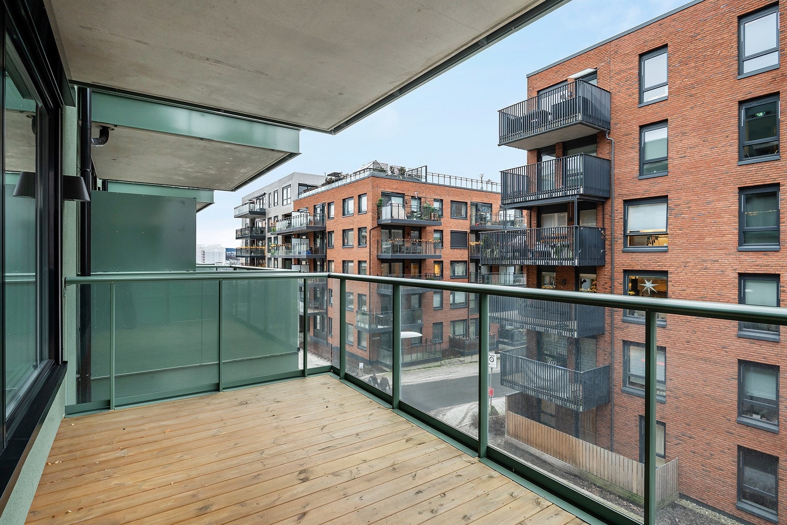 Balkongen er i en blindgate, med mindre trafikk. Her er det også god plass grill og utemøbler. Galleribilde