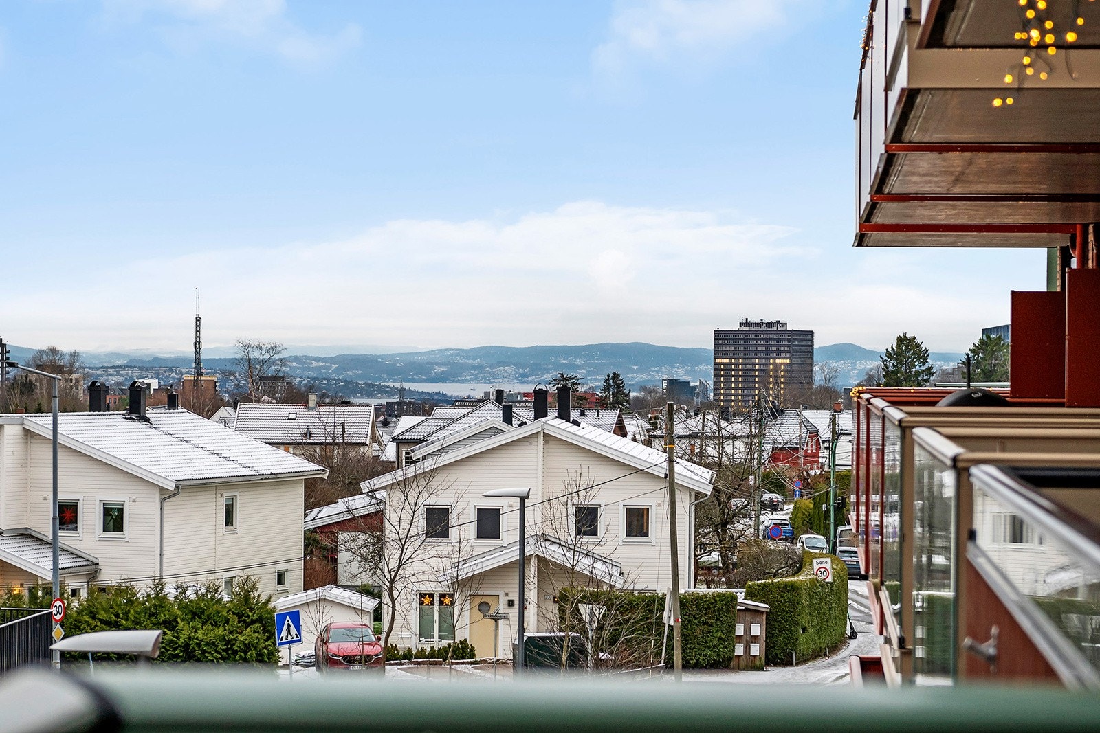 Fin utsikt ut mot Risløkka på enden av balkongen. Galleribilde
