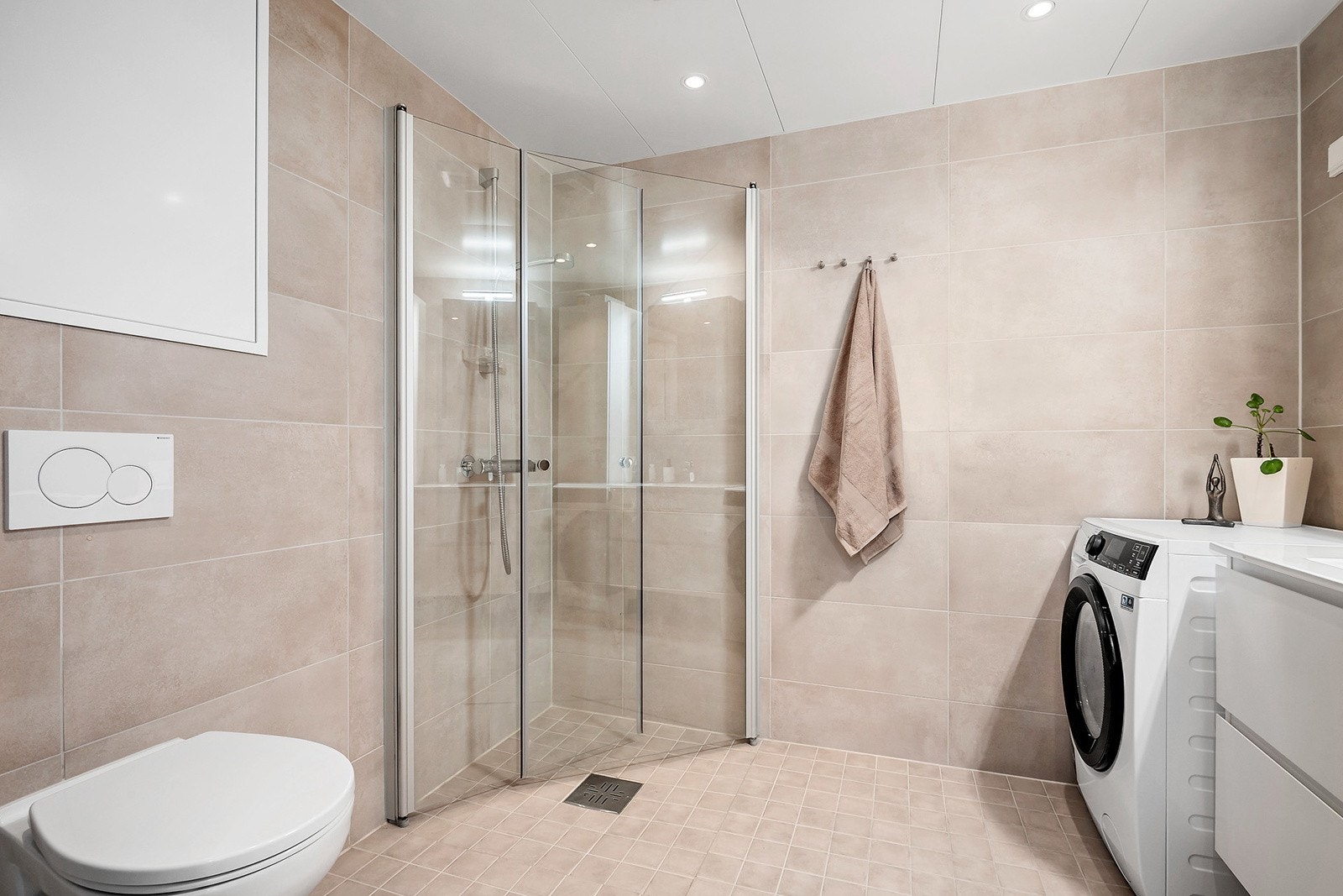 Delikat flislagt bad med varmekabler i gulv og downlights i himling. Galleribilde