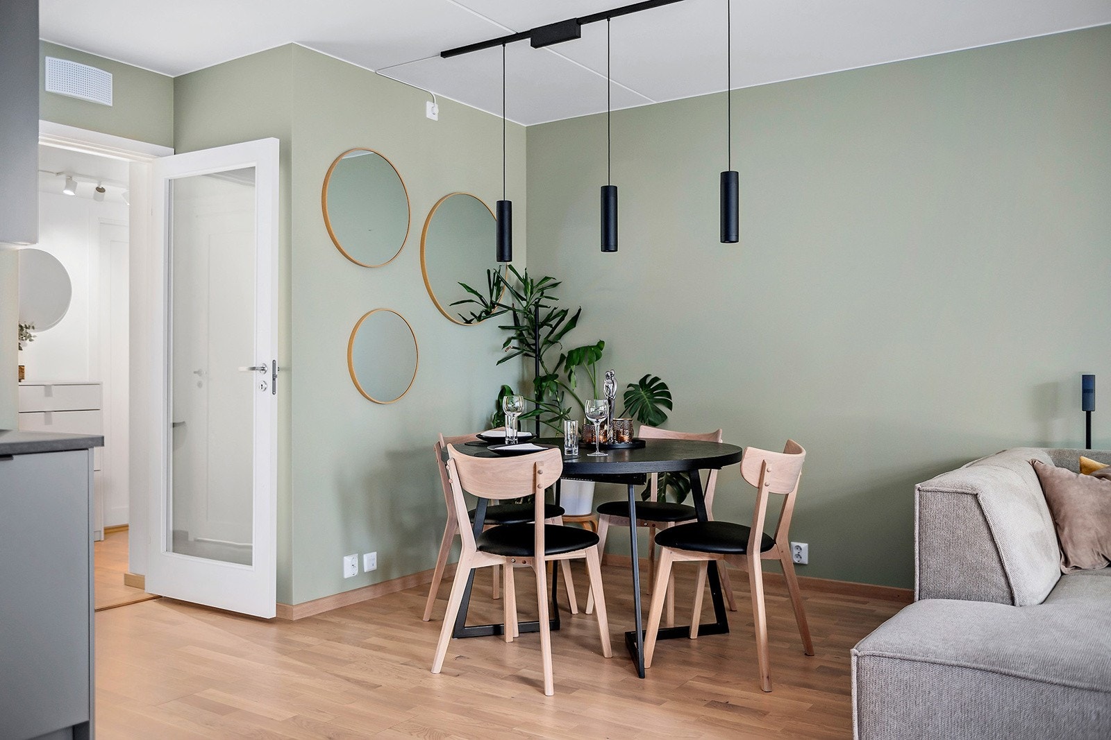 Stue/ kjøkken har god plass til et hyggelig spiseområde og rommet byr på flere møbleringsløsninger. Galleribilde