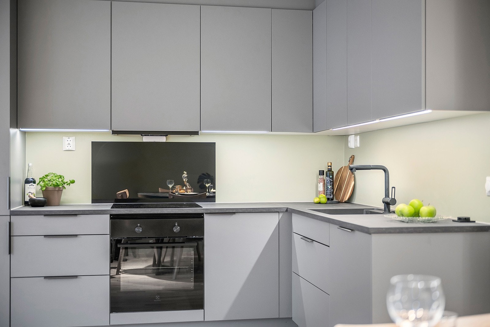 Integrerte hvitevarer som kjøleskap m/frys, stekeovn, koketopp og oppvasmaskin medfølger handelen. Galleribilde