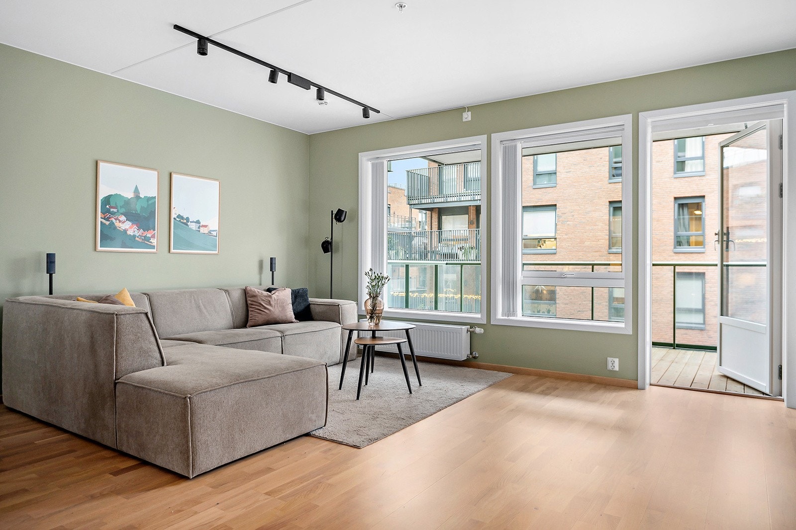 Leiligheten fremstår innbydende og består av entré med skyvedørsgarderobe, delikat flislagt bad, stue med kjøkkenløsning, to soverom samt innvendig bod. Galleribilde