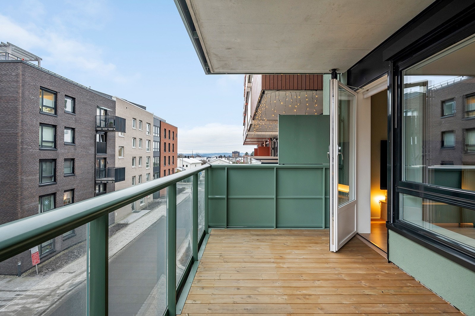 Fra stuen har man utgang til sydøstvendt balkong på ca. 9 kvm. Galleribilde