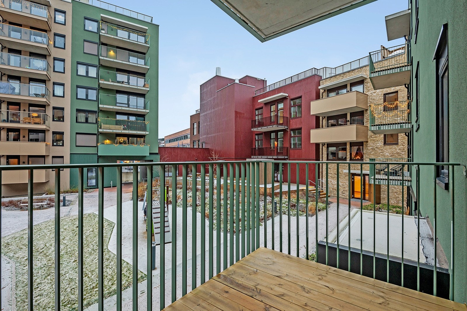 Fra hovedsoverommet har man privat balkong som vender ut i gårdsrommet. Galleribilde