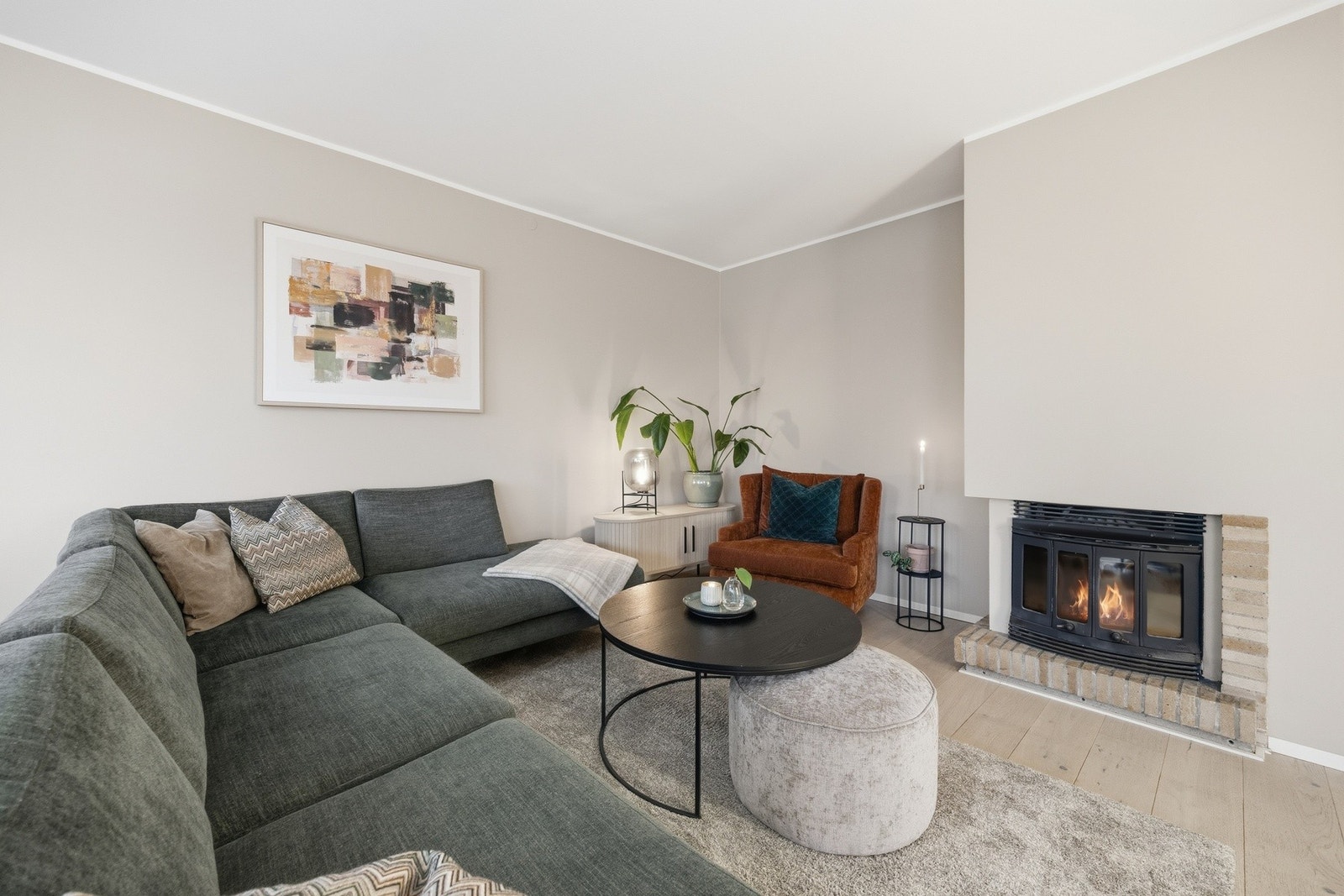 Stuen har flotte sosiale soner og er enkel å møblere Galleribilde