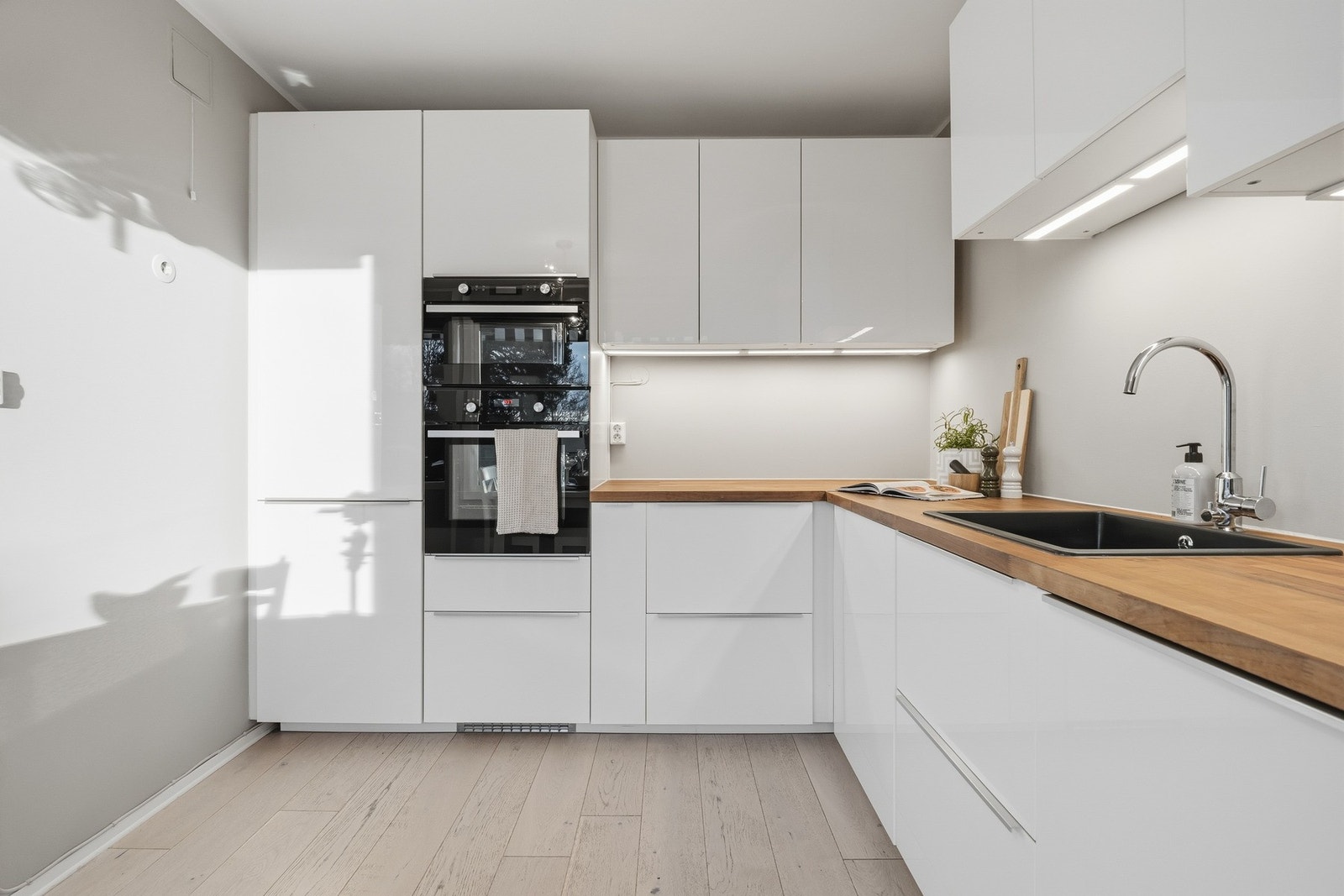 Godt med benke- og skapplass bidrar til å skape et funskjonibelt og arbeidsvennlig kjøkken Galleribilde