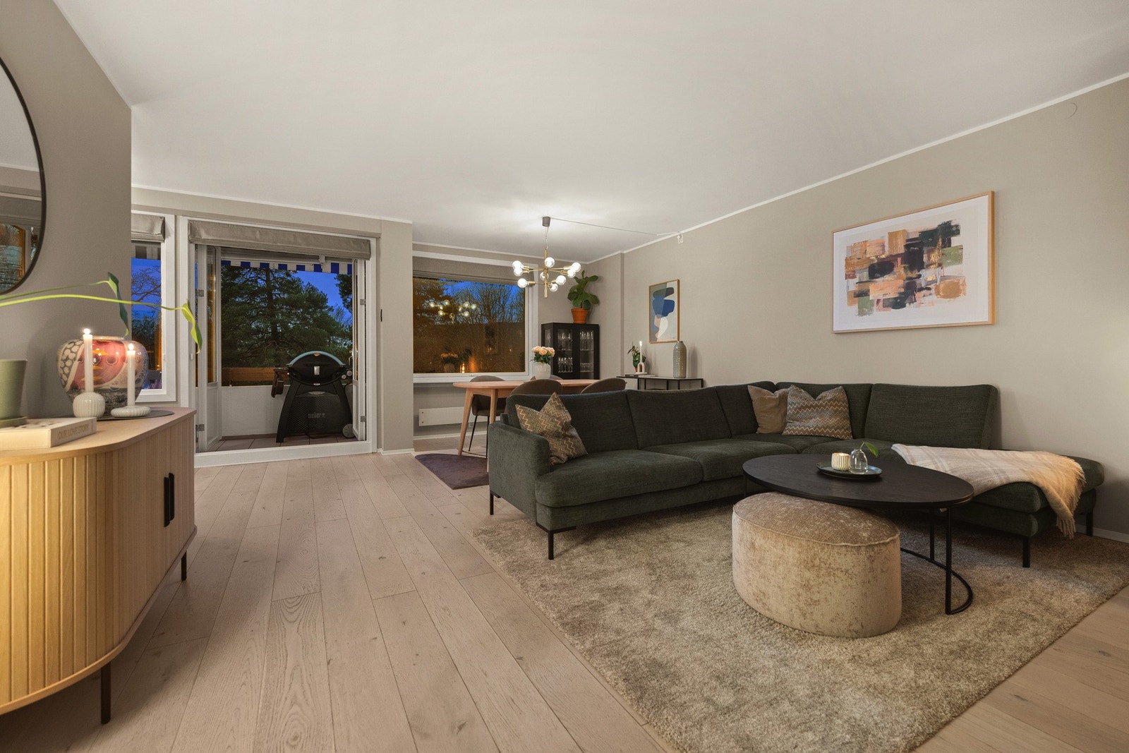 Her har du god plass til sofa og TV med tilhørende møblement Galleribilde