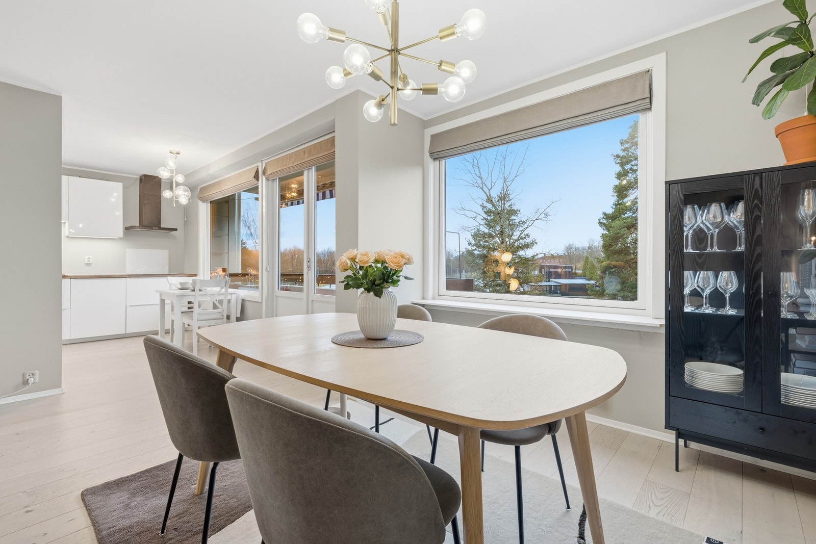 Boligens sosiale soner har store vindusflater som gir masse naturlig lysinnslipp inn i leiligheten Galleribilde