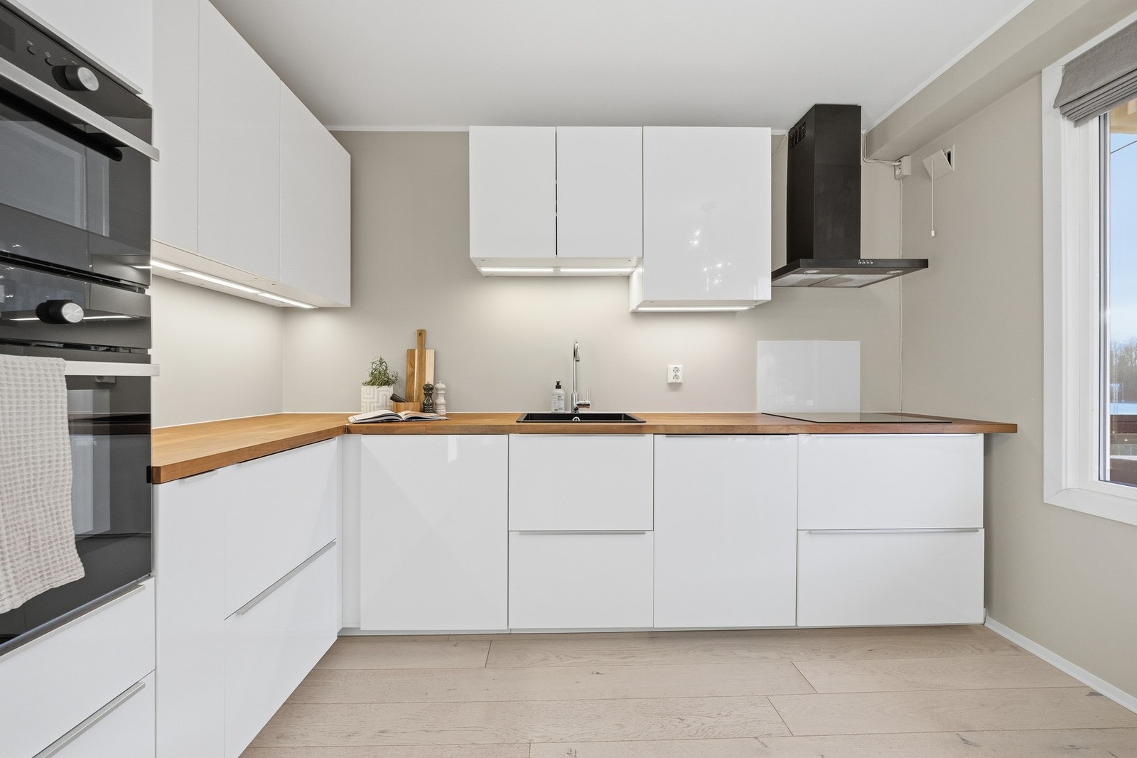 Kjøkkenet er godt utstyrt med integrerte hvitevarer som induksjonsplatetopp, stekeovn, kombinert kjøl/frys, micro og oppvaskmaskin. Galleribilde