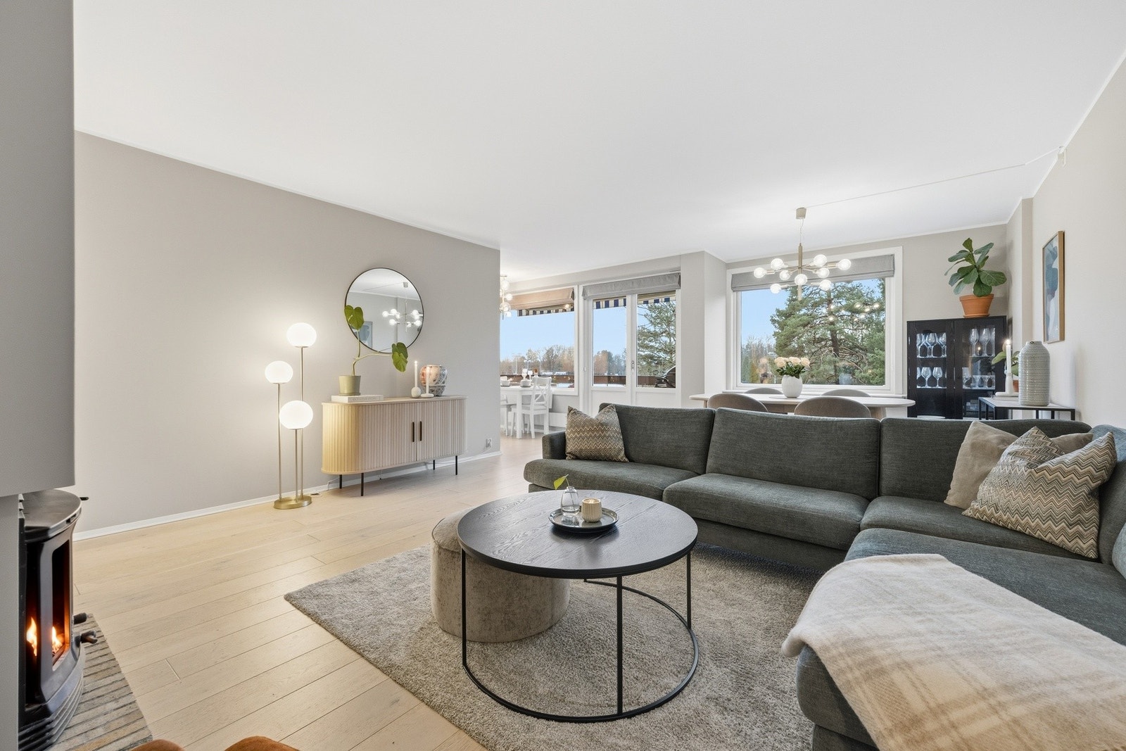 Luftig og masse naturlig lysinnslipp! Romslig stue med peis og utgang til solrik balkong. Galleribilde