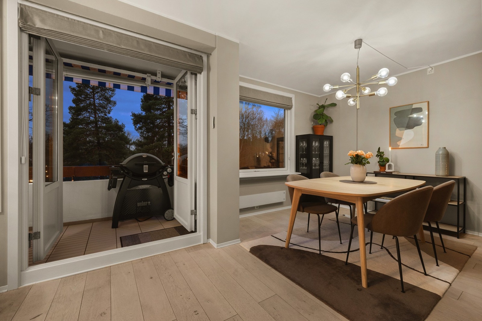 Fra stuen/ spisestuedelen er det utgang til en hyggelig balkong. Galleribilde