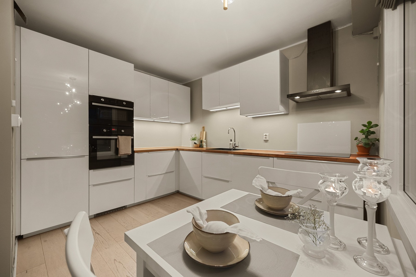 Hyggelig spiseplass med myk belysning og lun atmosfære. Galleribilde