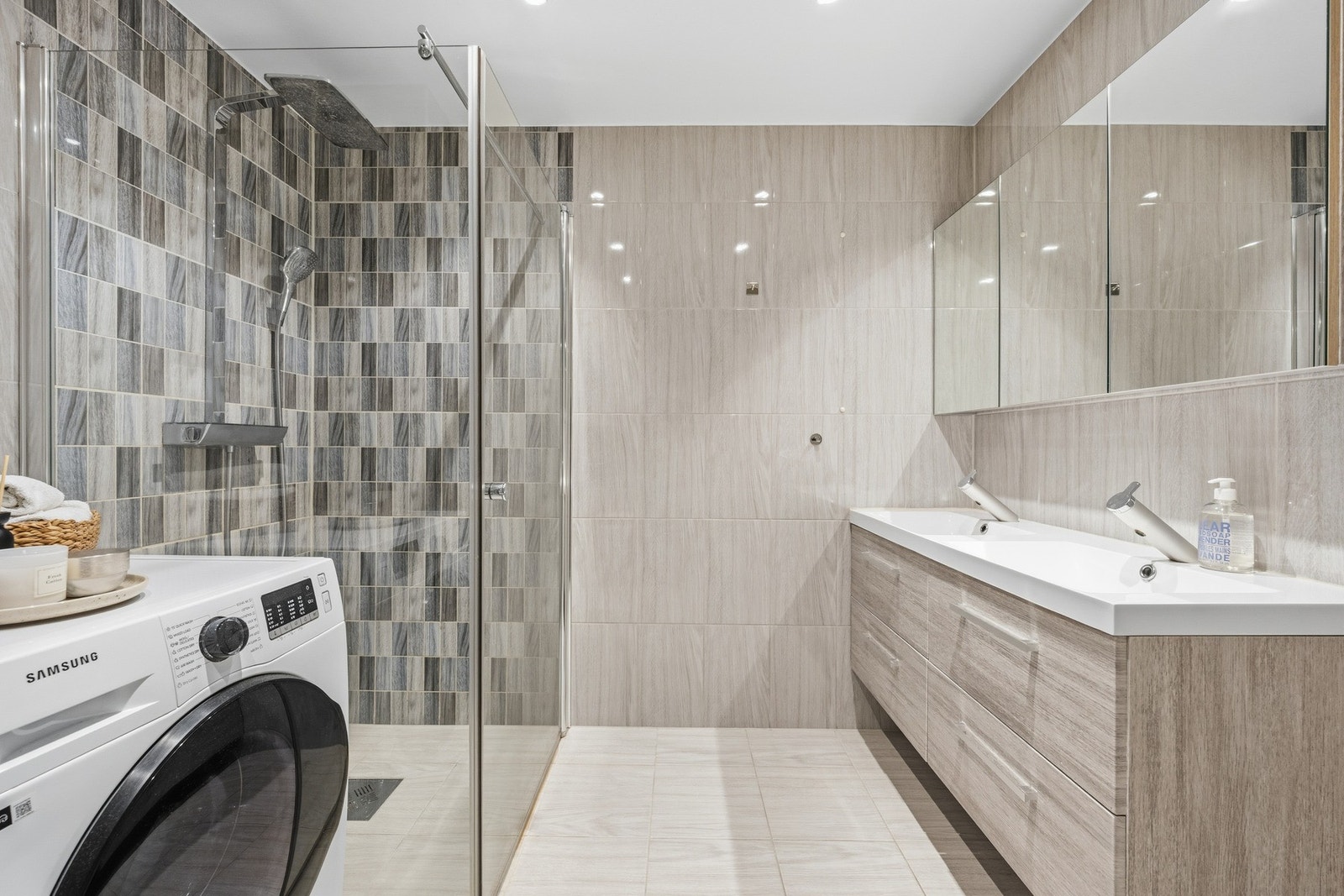 Moderne bad med tidløs design. Galleribilde