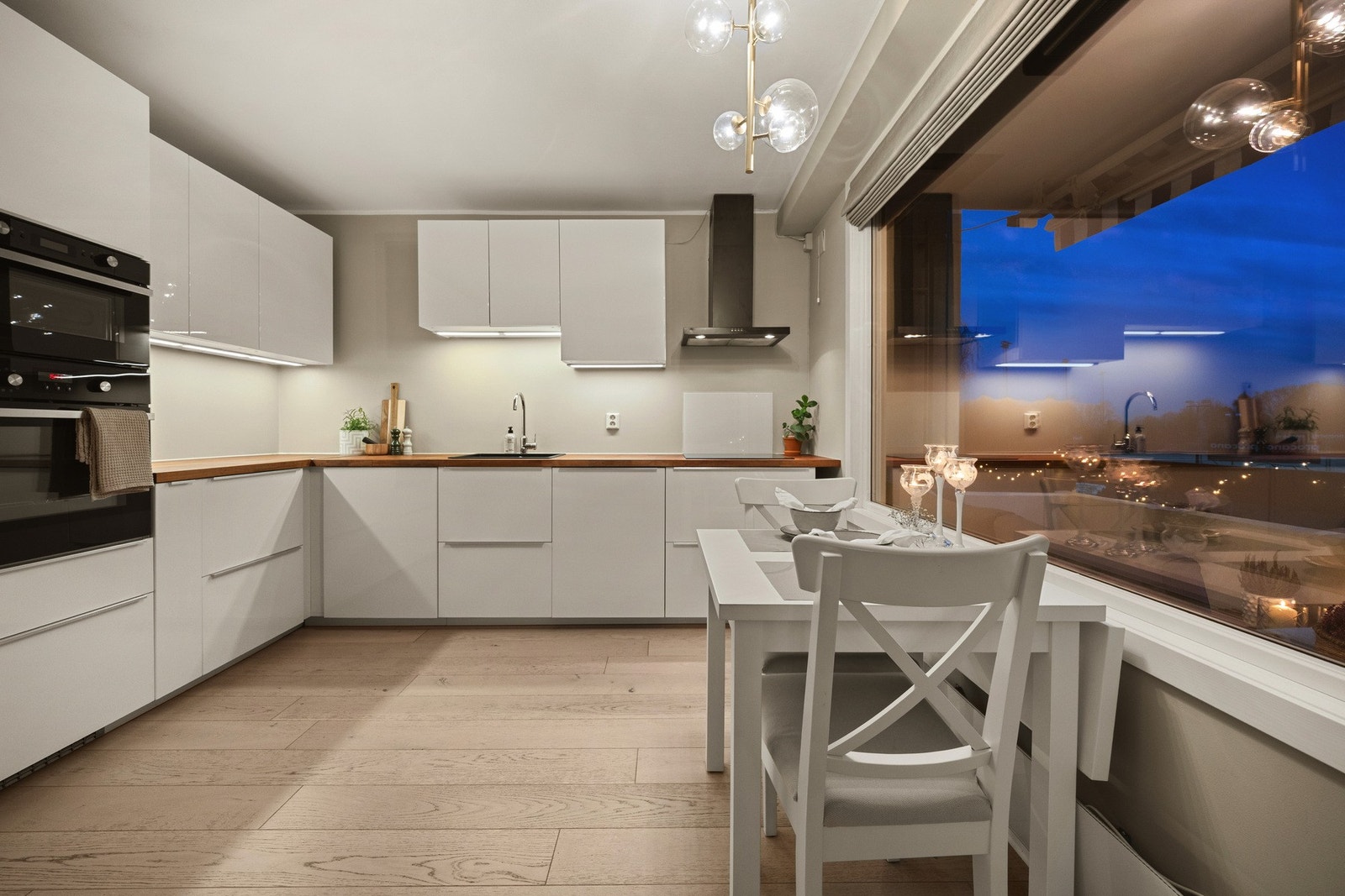 Like ved kjøkken er det god plass til et mindre frokostbord. Galleribilde