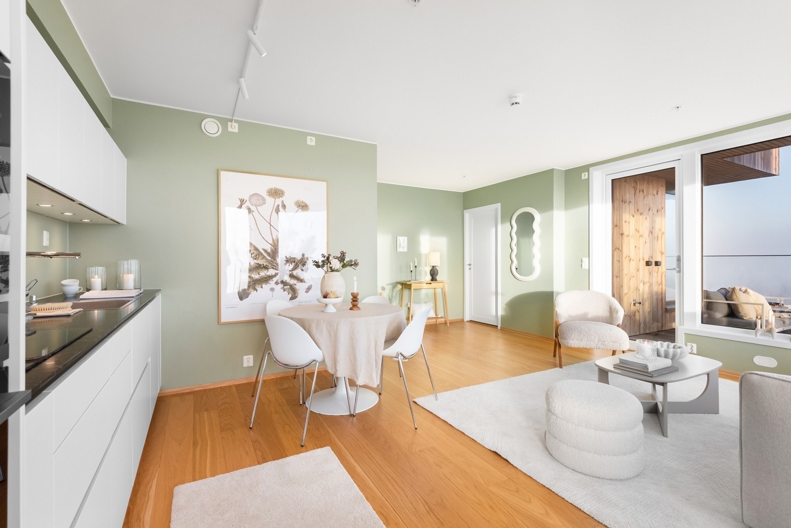 Det er plass til spisebord på begge sider av kjøkkenet. Galleribilde