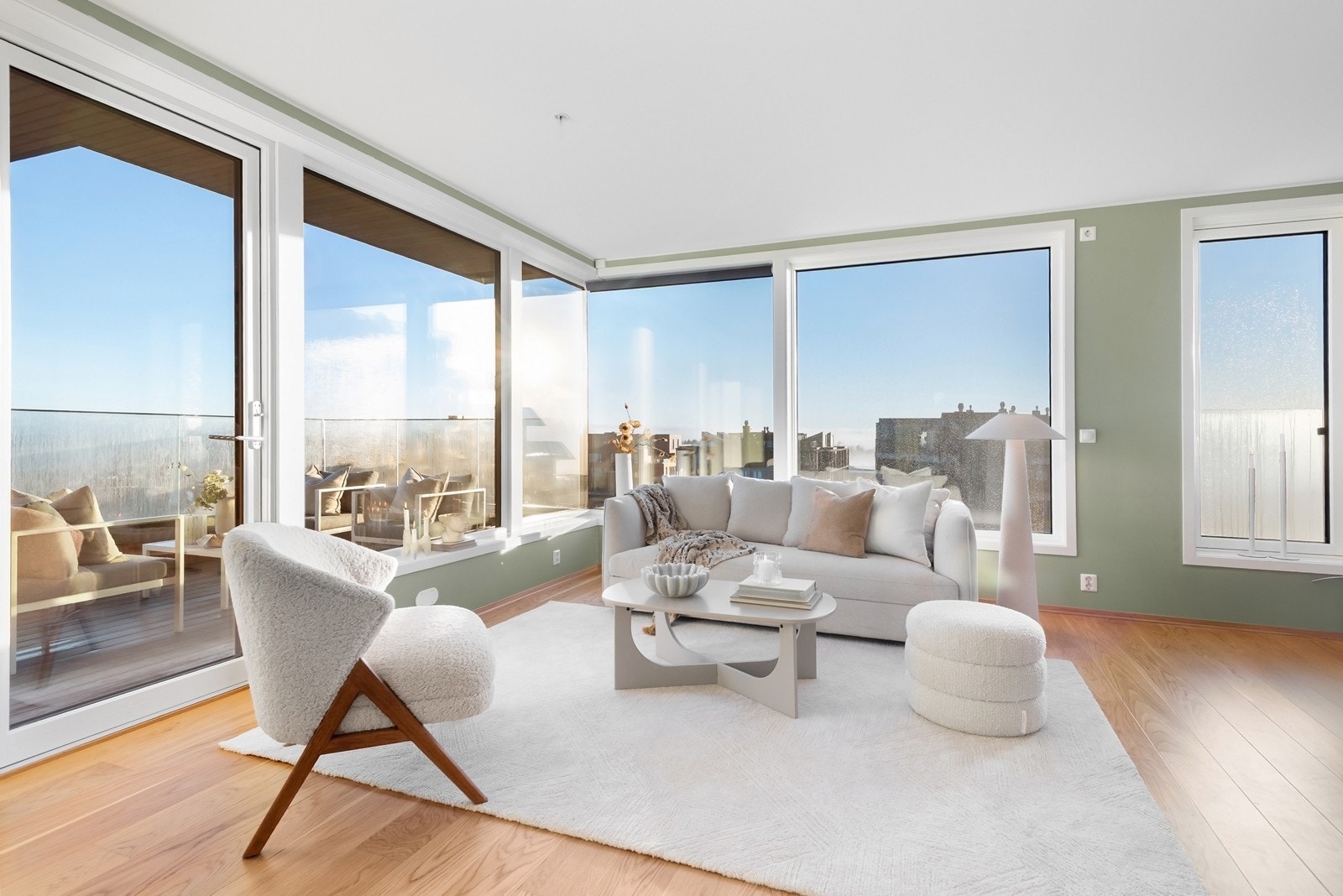 De store vindusflatene slipper inn godt med naturlig lys som skaper en god atmosfære. Galleribilde