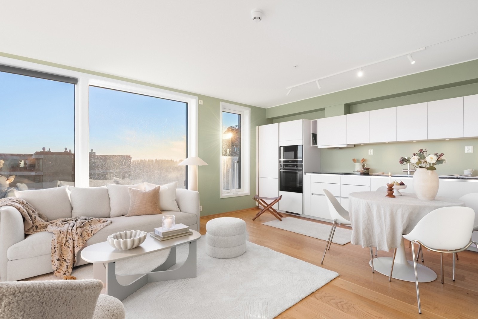 Det er enstavs parkett på gulv og malte flater på vegger. Galleribilde