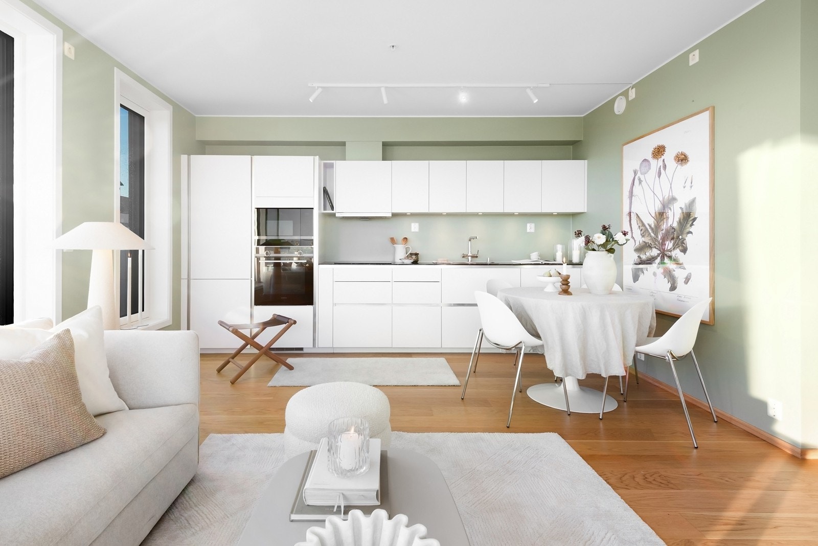 Praktisk kjøkkeninnredning med intergrerte hvitevarer. Galleribilde