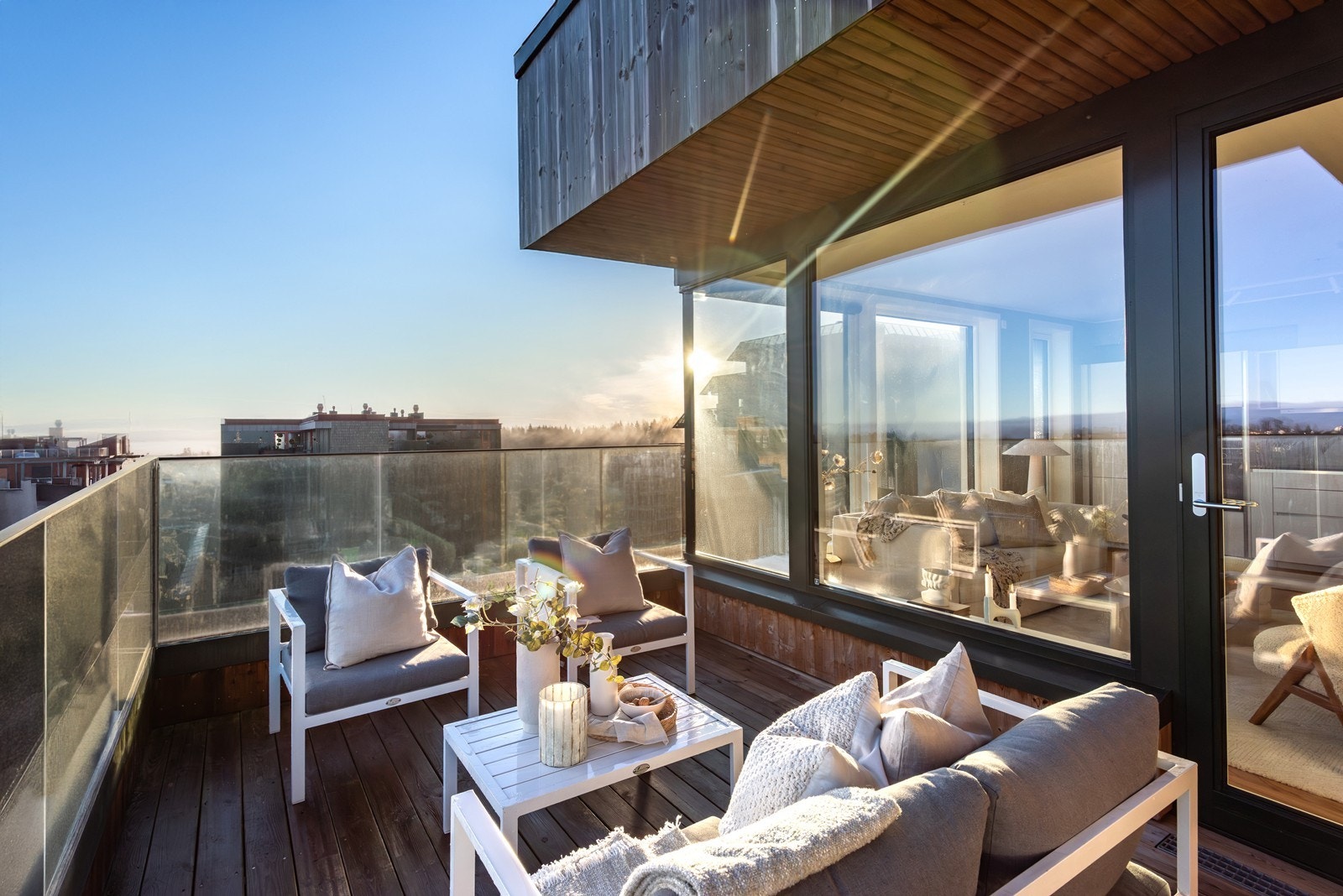 Balkong på ca. 11 kvm med god plass til stor spisegruppe/lounge. Galleribilde