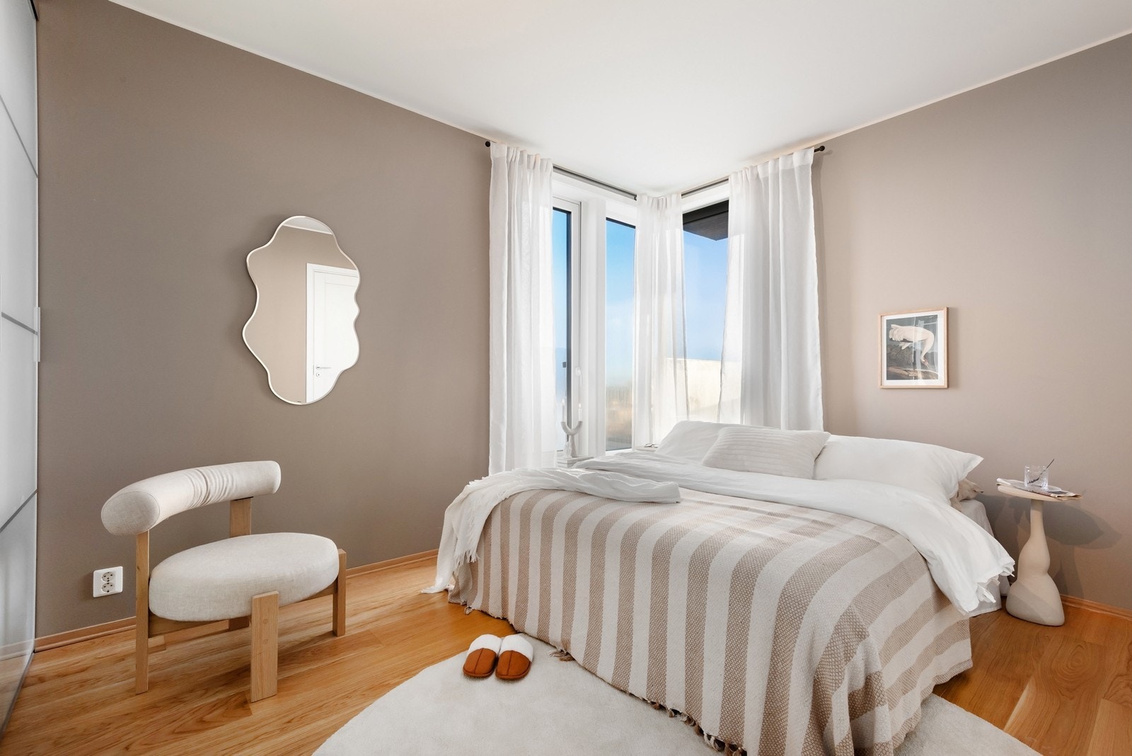 Soverommet er romslig og med integrert skyvedørsgarderobe. Galleribilde