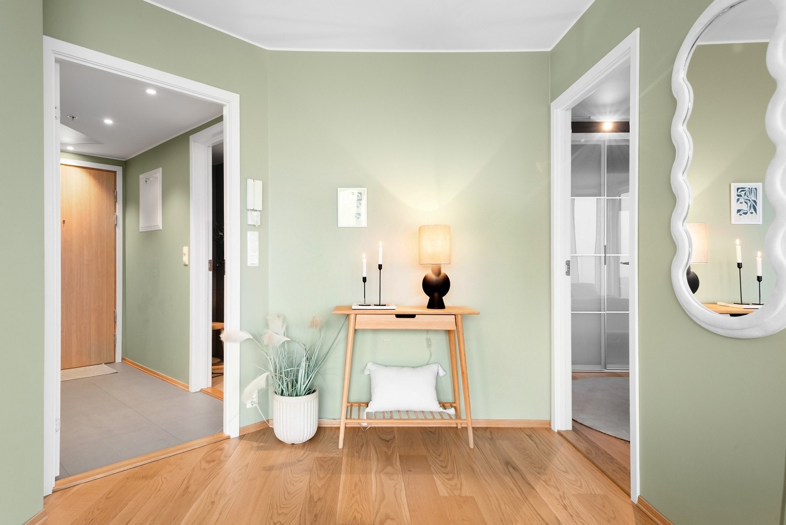 Mellom gang og soverom er det plass til tv eller annet møblement. Galleribilde