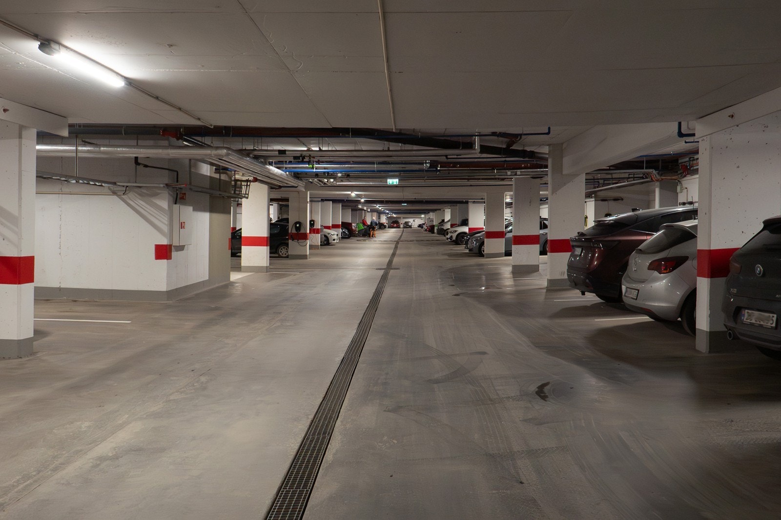 Det finnes parkeringsplass for gjester i kjeller. Ta kontakt med megler ved behov for fast parkeringsplass. Galleribilde