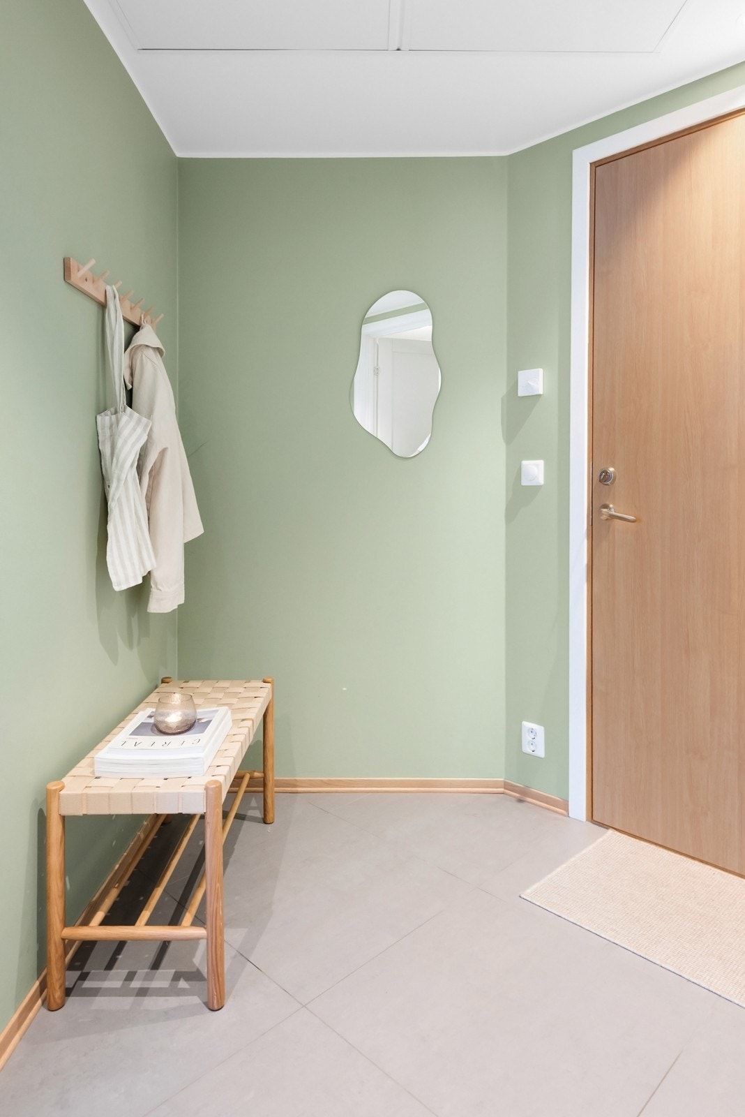 Entrè med plass til å henge fra seg yttertøyet og legge fra seg skoene. Galleribilde