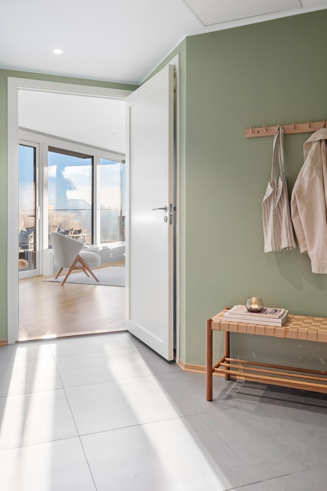 Bak døren finnes det praktisk innvendig bod. Galleribilde