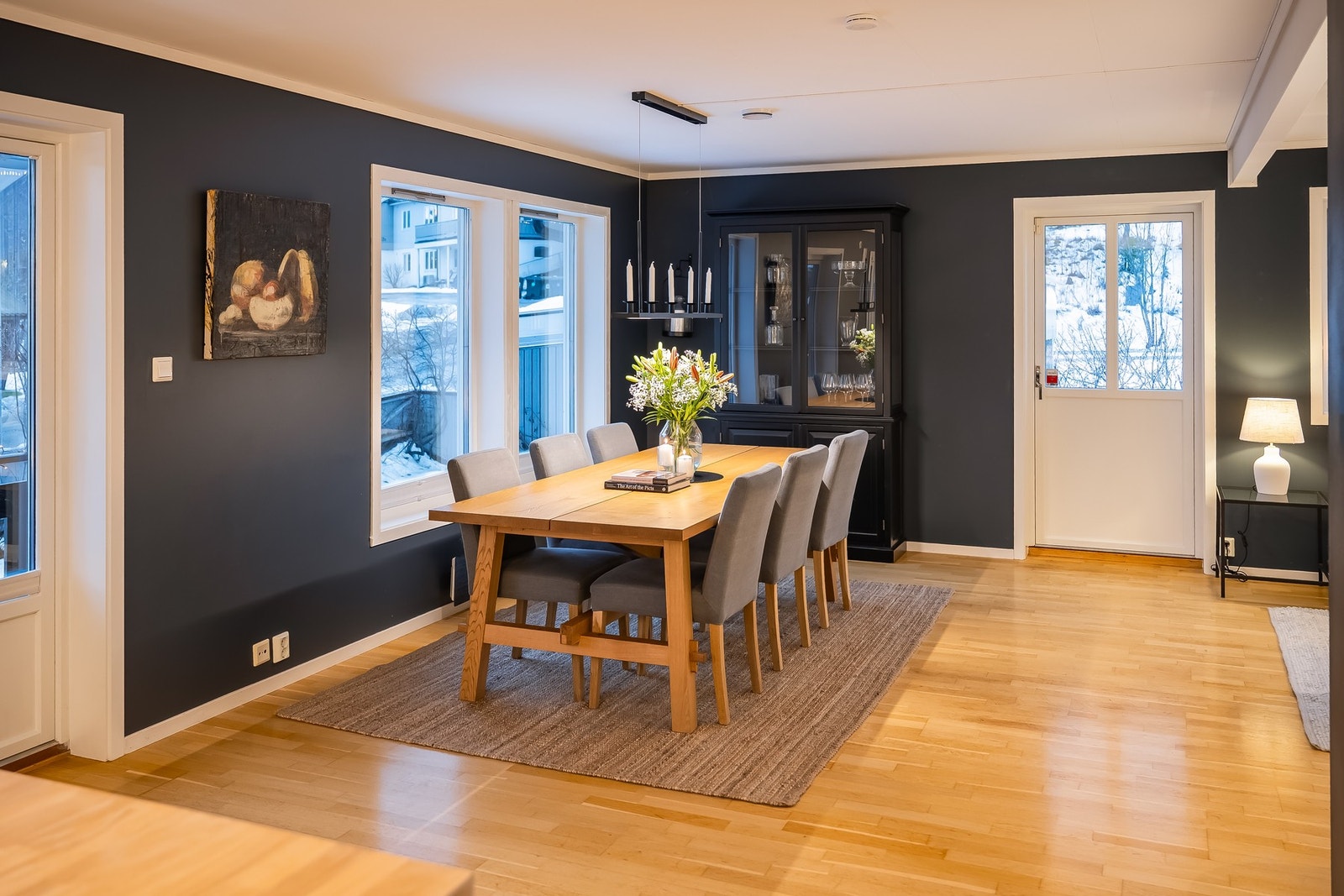 Stuen nyter godt av store vindusflater som gir fint lysinnslipp Galleribilde