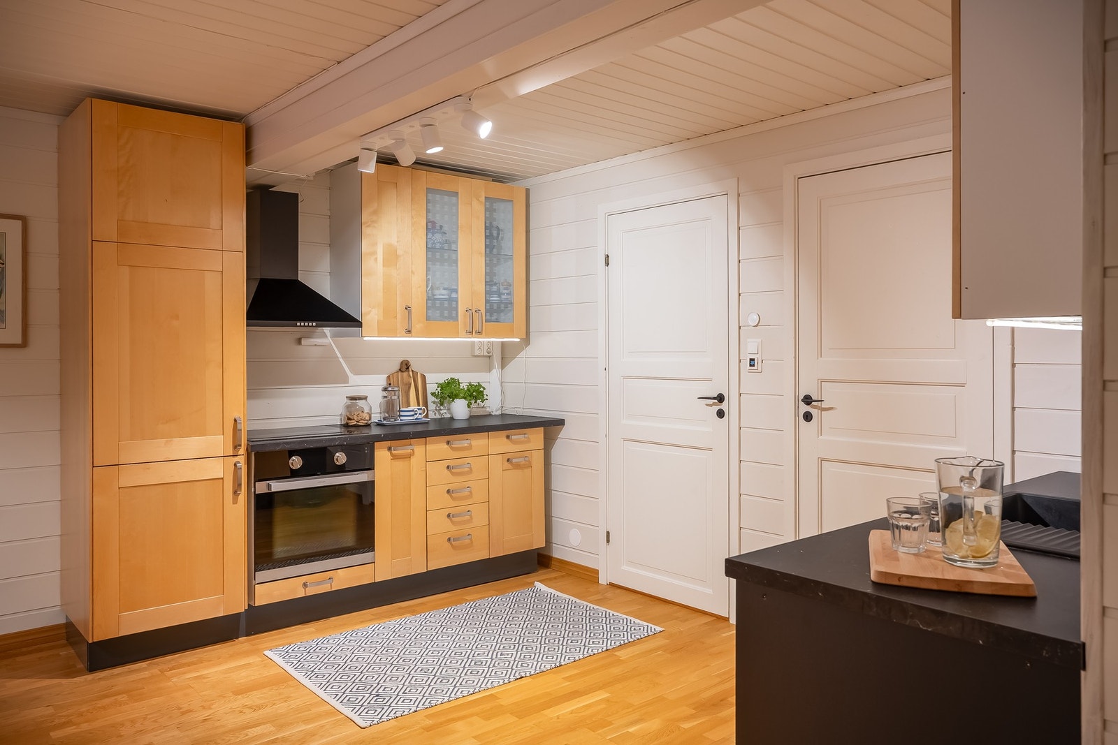 Leiligheten i sokkeletasjen har en åpen stue- og kjøkken løsning på 25 kvm. Galleribilde